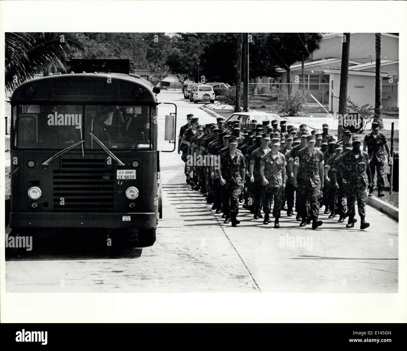 Apr. 04, 2012 - un gruppo di marines marzo passato un autobus pieno di neo arrivato rifugiati cubani che come le truppe preparati ad assumere la forza di sicurezza presso l'azienda hangar di Key West. Foto Stock