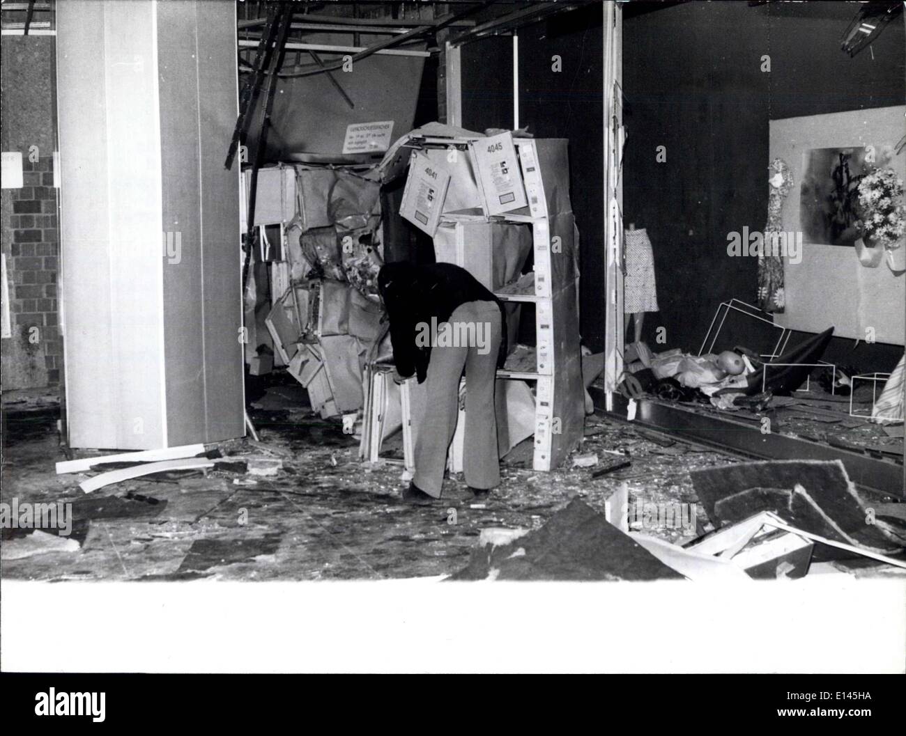 Apr. 04, 2012 - tentativo di bomba nel centro di Monaco di Baviera: nella principale stazione della metropolitana di Monaco di Baviera, Stachus, una bomba è esplosa in uno degli armadietti per bagagli nella notte del 14 maggio 1976. L'esplosione ha portato giù il soffitto di circa 1200 metri quadrati e molte finestre di nelle vicinanze dei negozi sono stati rotti. N. persone sono state ferite. La polizia di assumere che il tentativo di bomba è collegato con la morte del leader Ulrike Meinhof della ''Baader Meinhof/Gruppo'', che si era suicidato in prigione il 9 maggio. La foto mostra un funzionario di polizia la ricerca del contenuto del distrutto armadietti per bagagli. Foto Stock