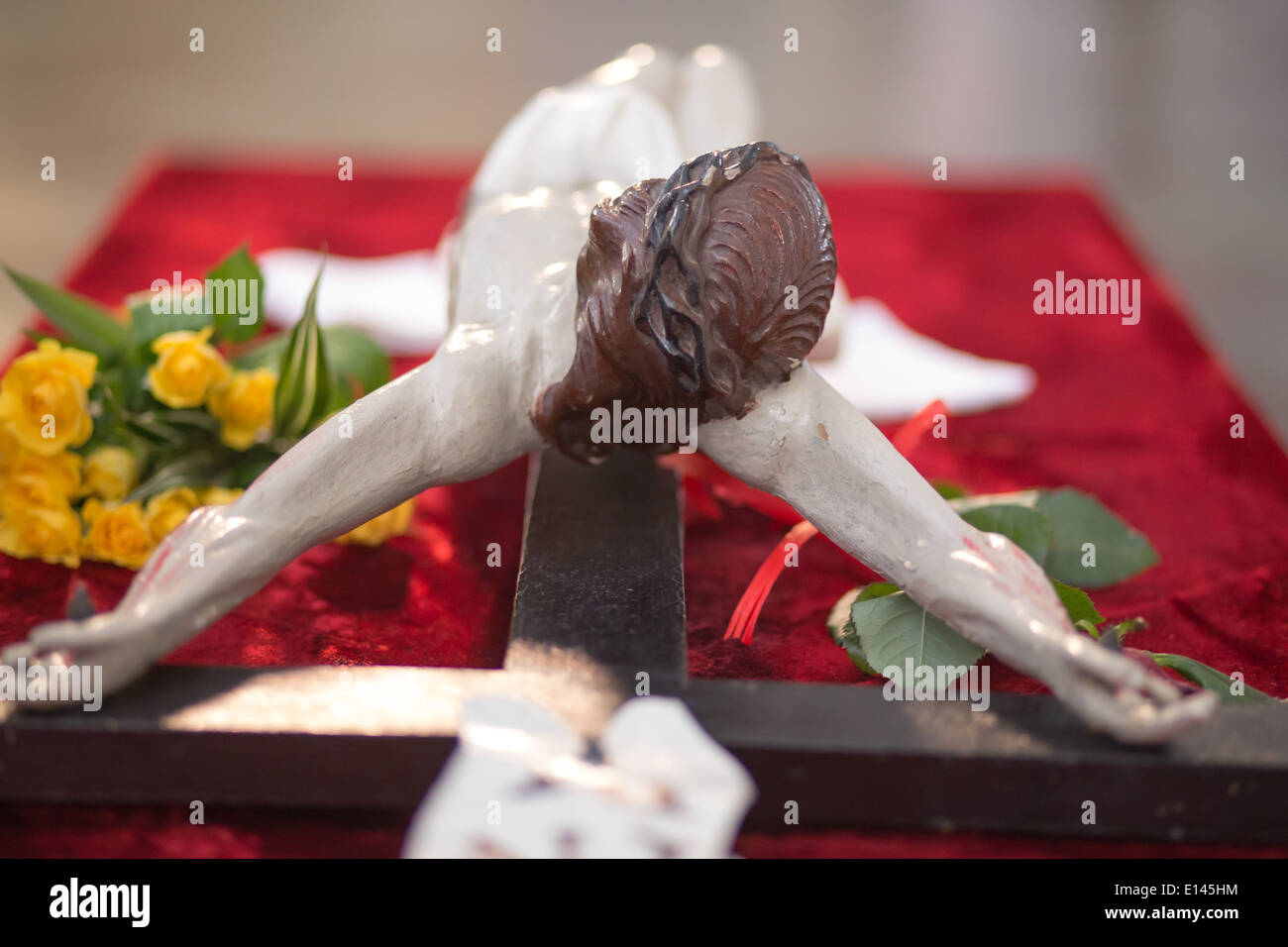 La scultura di Gesù Cristo sulla croce nel tempo di Pasqua. Foto Stock