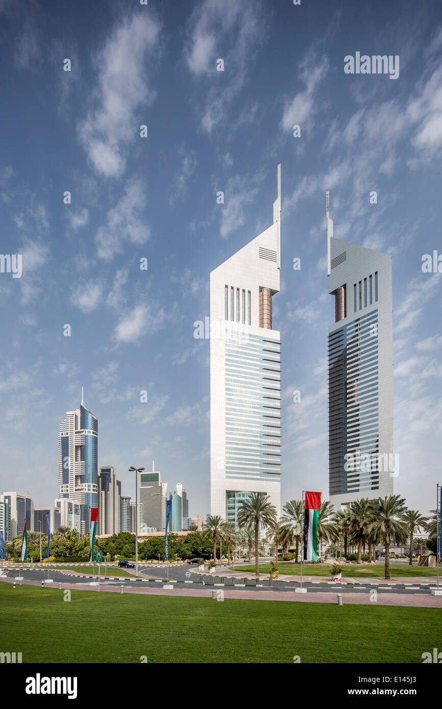 Emirati Arabi Uniti Dubai, Highrise edifici vicino Sheikh Zayed Road in finanziari centro citta'. Diritto Finanziario Emirates Towers Foto Stock