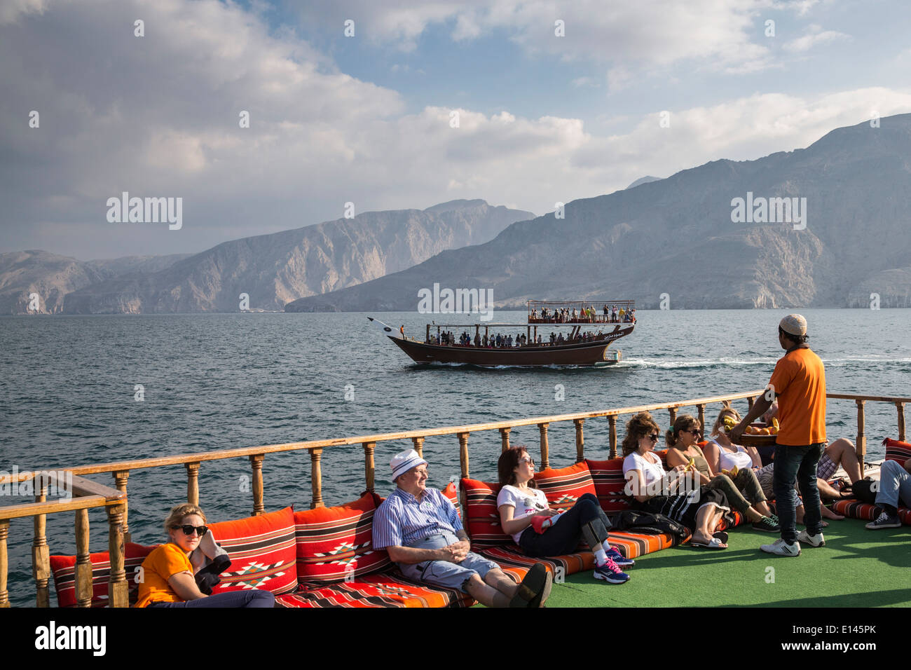 In Oman Khasab, turisti in prua Foto Stock