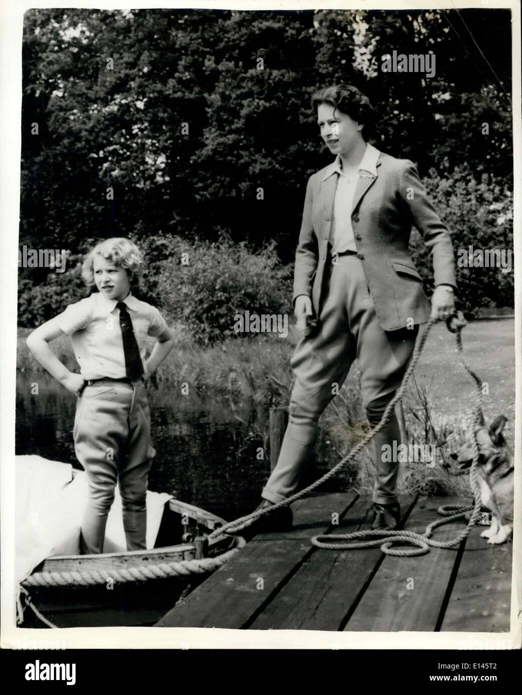 Apr. 05, 2012 - H.M. La regina e la principessa Anne. Accanto al lago a Frogmore - Windsor.: H.M. La regina e sua figlia Princess Anne circa per andare a fare una gita in barca sul lago a Frognore, Windsor. La regina si sta ora preparando per un'aggiunta alla sua famiglia - nei primi mesi del nuovo anno. Foto Stock