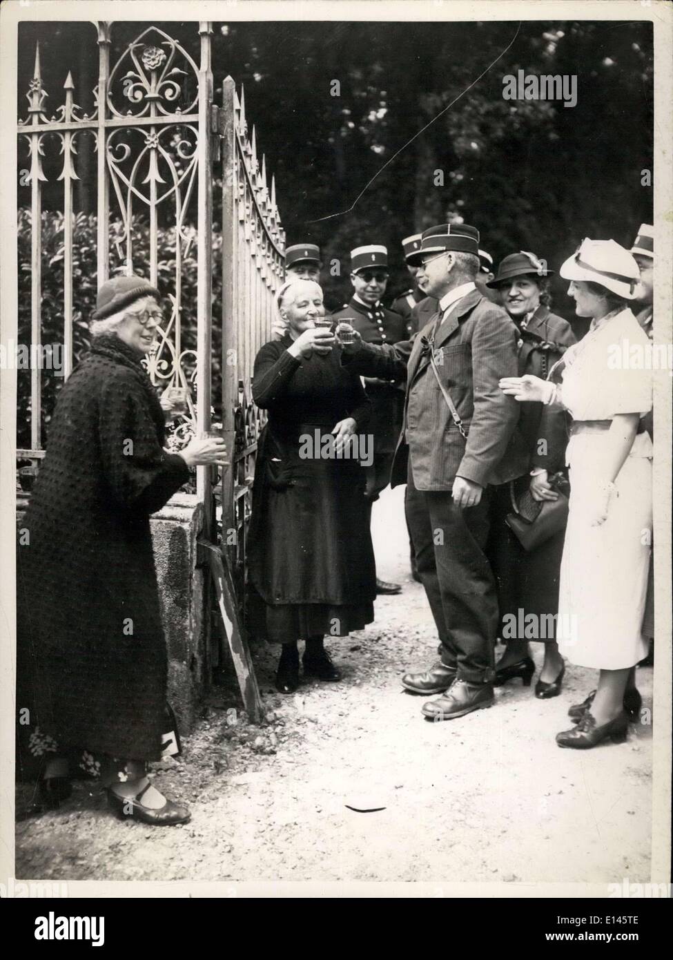 Apr. 05, 2012 - Duca di Windsor e la Signora Simpson's wedding: abitanti del villaggio di Monts bere alla salute degli sposi, insieme con gendarmi. Foto Stock