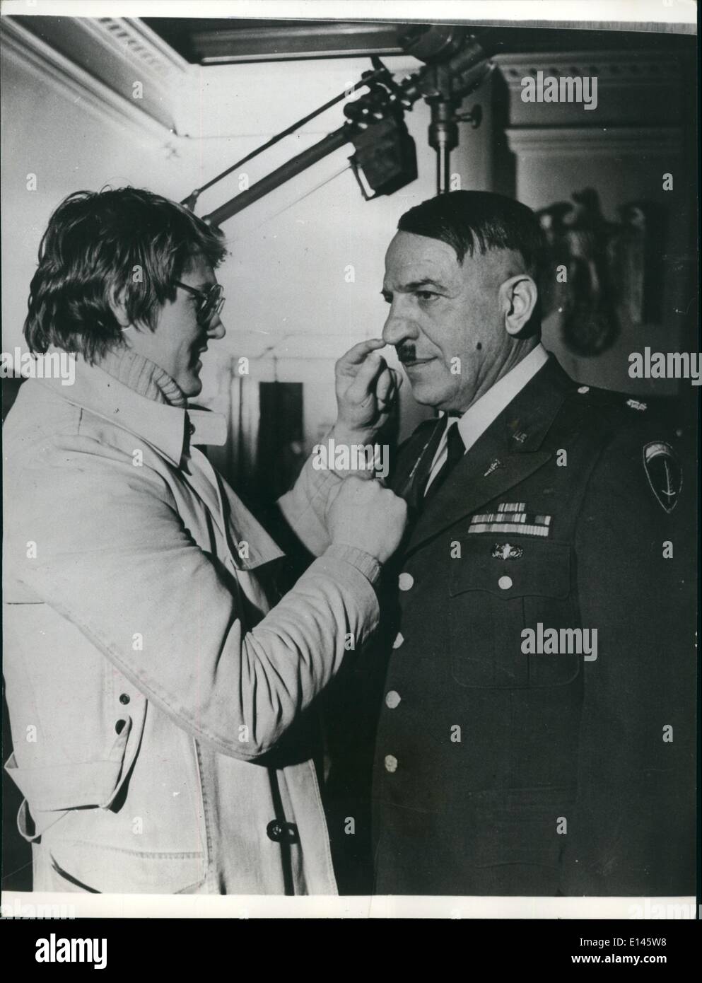 Apr. 16, 2012 - Ora è il ''Adolph'' Telly Savalas: questa è una drammatica nuovo look per ''kojak''. In un film chiamato ''Inside Out'', la dura new york detective apparirà in un travestimento vestito come Adolph Hitler. Realizzato a Berlino, la foto è di circa una caccia di un camion carico di oro bar che è scomparso alla fine della seconda guerra mondiale. Telly Savalas è visto qui essendo costituito per una scena nel nuovo film thriller. Foto Stock