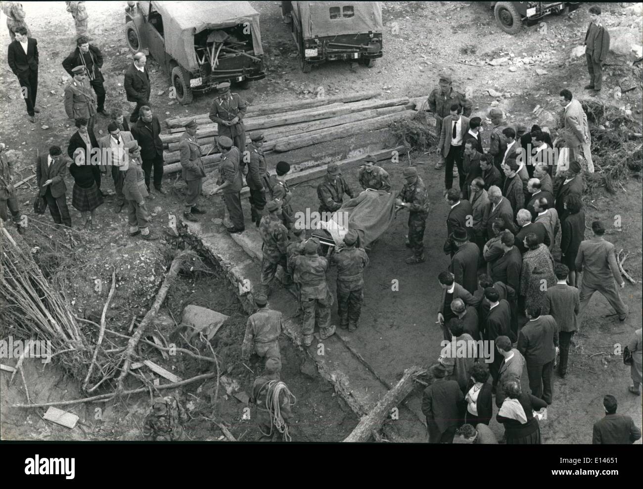 Apr. 16, 2012 - La tragedia del Vajont Dam Disaster.: Longarone, Italia  12 oct, 1963 ''La scena come soldati italiani stanno portando un recuperato il corpo di una Vittima su una barella, civili, desolate, guarda su. Foto Stock