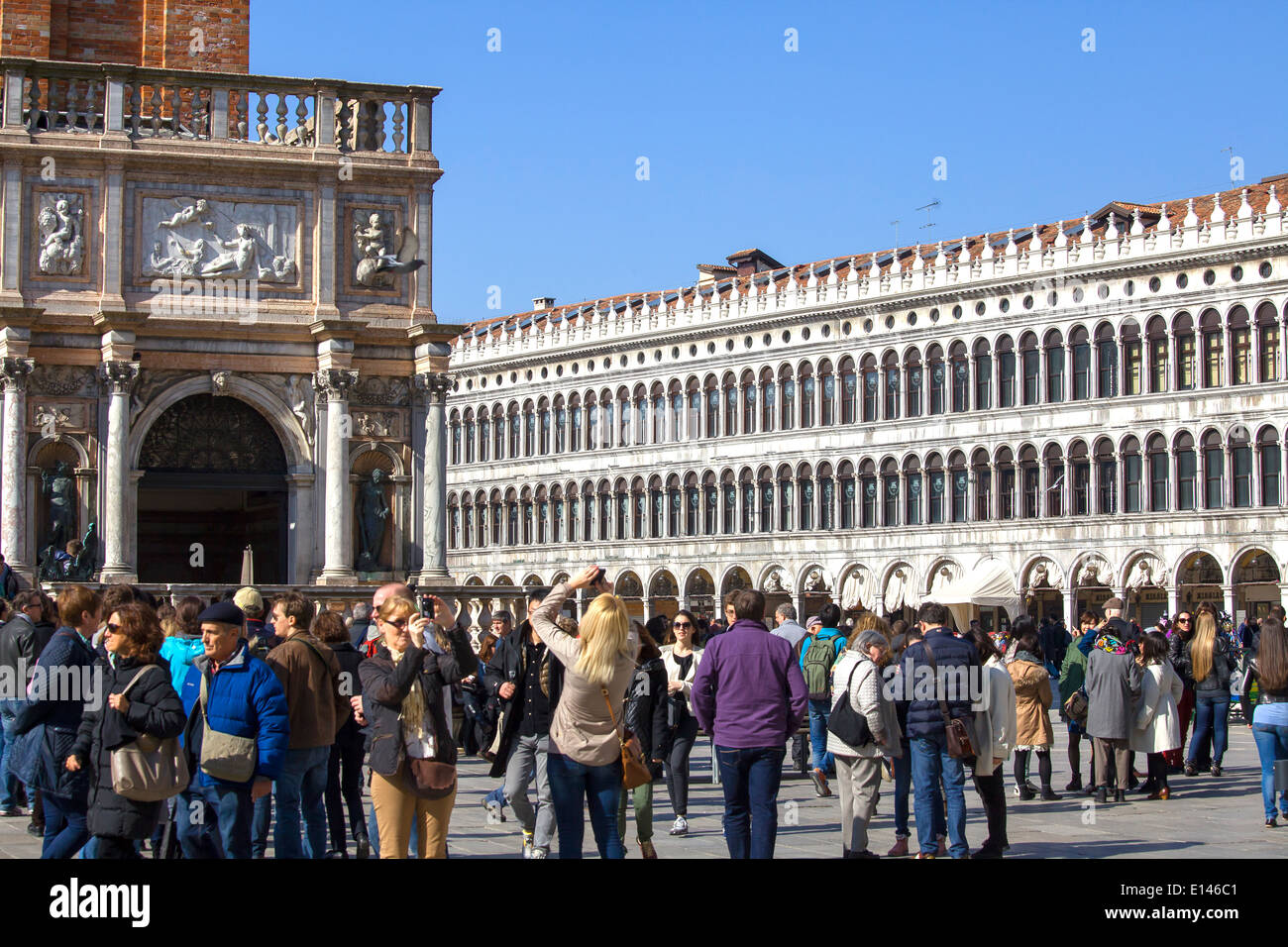 I turisti a scattare foto in piazza San Marco a Venezia Foto Stock