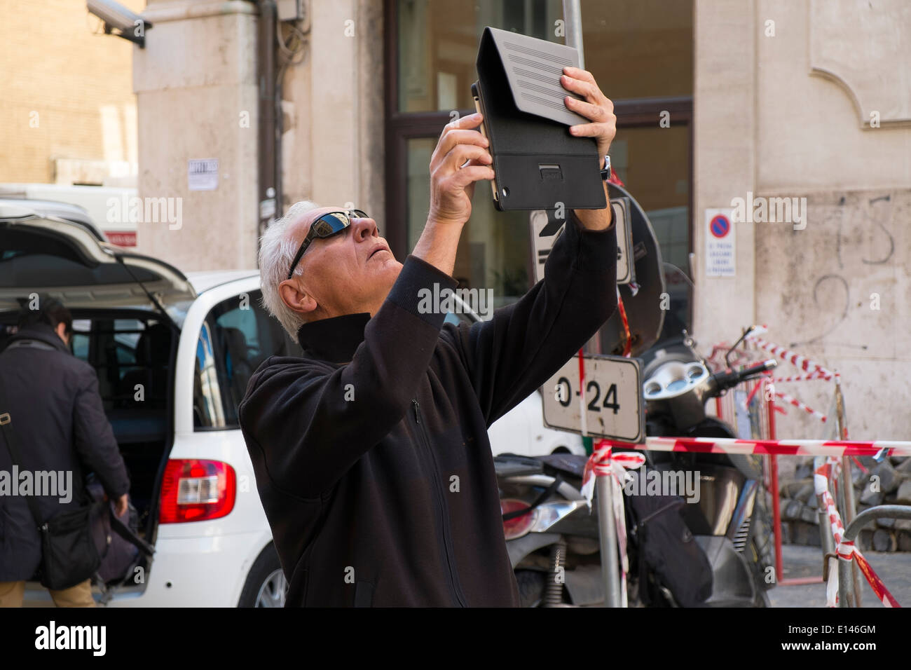 Senior vecchio uomo prendendo foto con il computer tablet Foto Stock