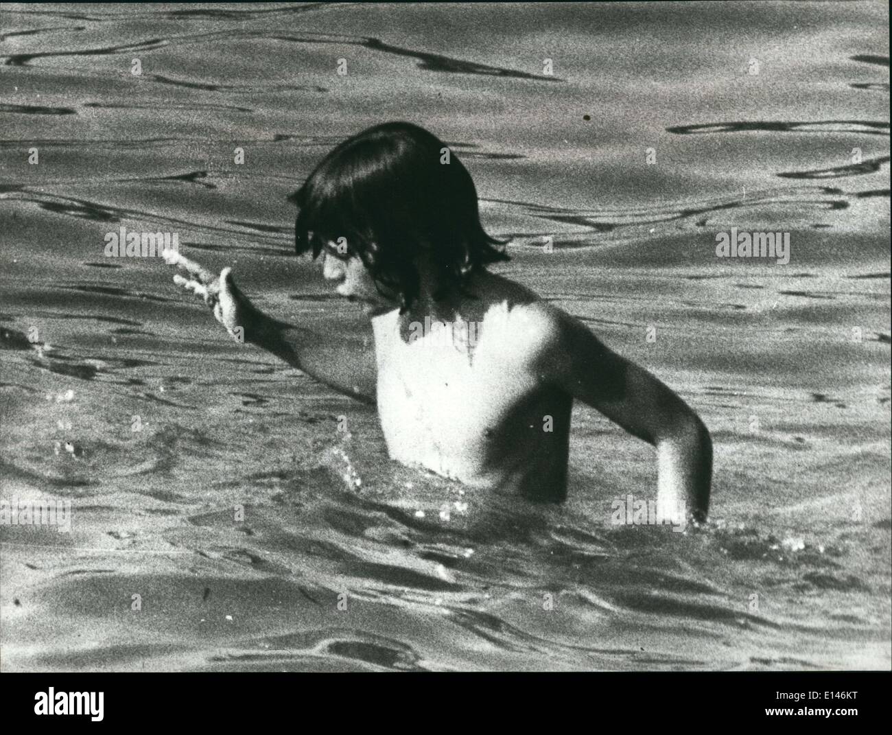 Apr. 16, 2012 - John-John Kennedy, il figlio del presidente defunto emerge dall'acqua durante una nuotata fuori la costa greca. Foto Stock