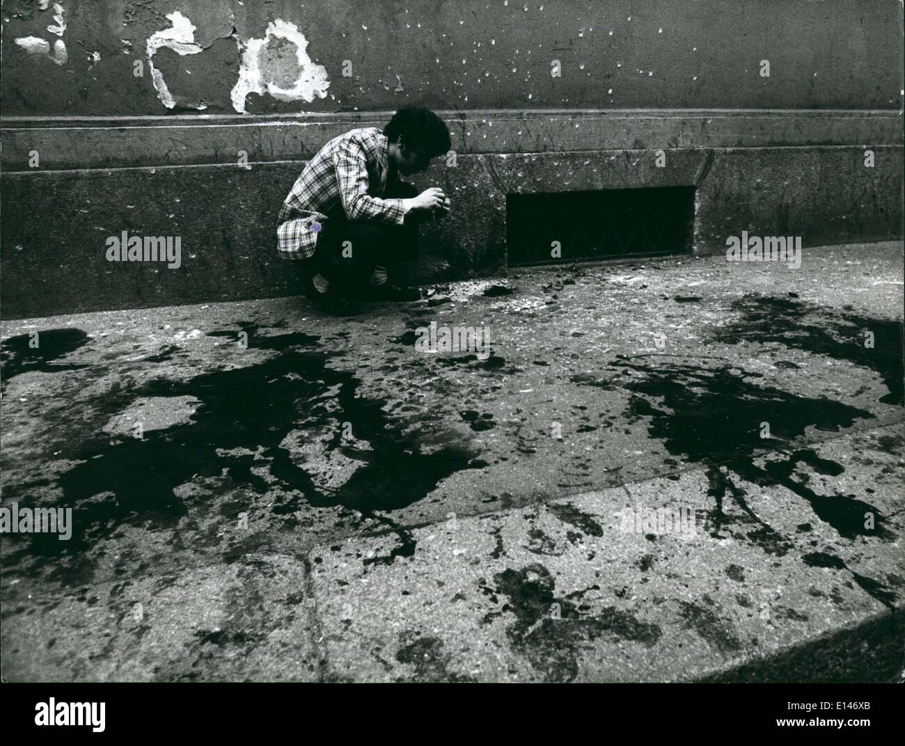 16 aprile 2012 - una donna uccisa e circa irty persone gravemente ferito in Bomb : Milano, 17 maggio 1973 in occasione della cerimonia di inaugurazione del Bust della polizia il commissario Luigi Calabresi è stato assassinato un anno fa, un criminale ha gettato una bomba nella folla. Foto: Il sangue versato delle vittime innocenti della Silly Bomb - Blast. Foto Stock