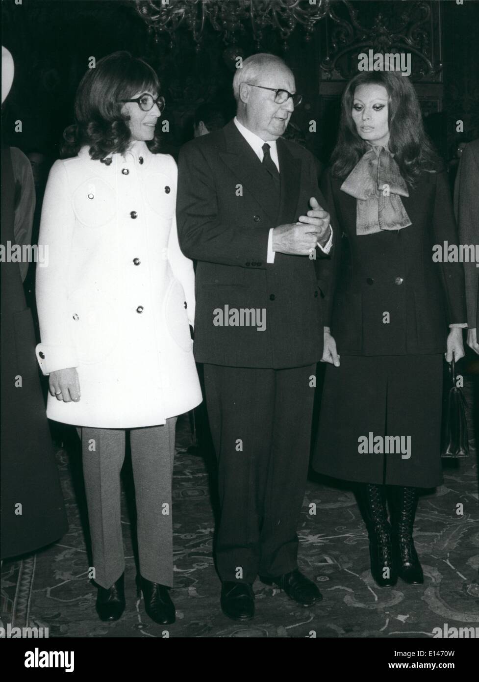 Apr. 16, 2012 - del Presidente della Repubblica italiana Giuseppe Saragat ha ricevuto questa mattina al Palazzo del Quirinale il gruppo degli attori che sono stati presi i premi ''David di Donatello". La foto mostra il presidente Saragat tra Monica Vitti (sinistra) e Sophia Loren. Foto Stock