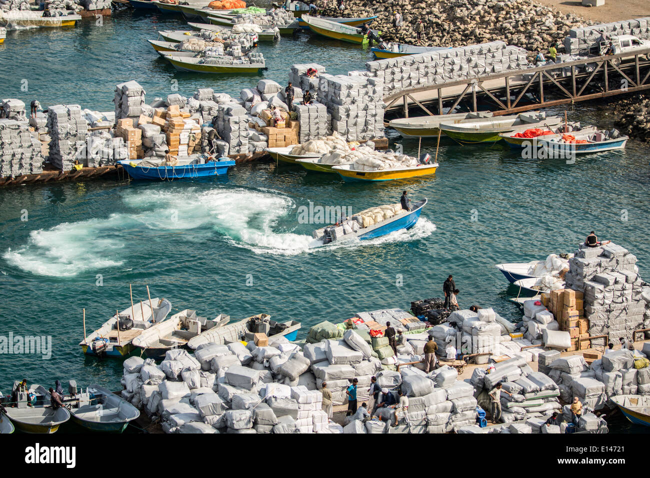 In Oman Khasab, Porto, contrabbandieri iraniano di prodotti agricoli in Oman e beni di lusso torna in Iran con piccole imbarcazioni Foto Stock