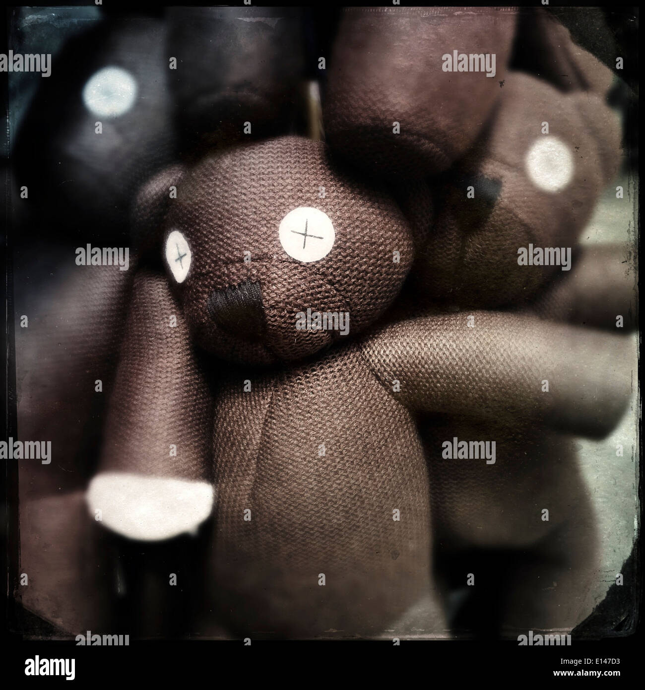 Close up di giocattoli imbottiti per la vendita - Immagine stock catturata con smartphone