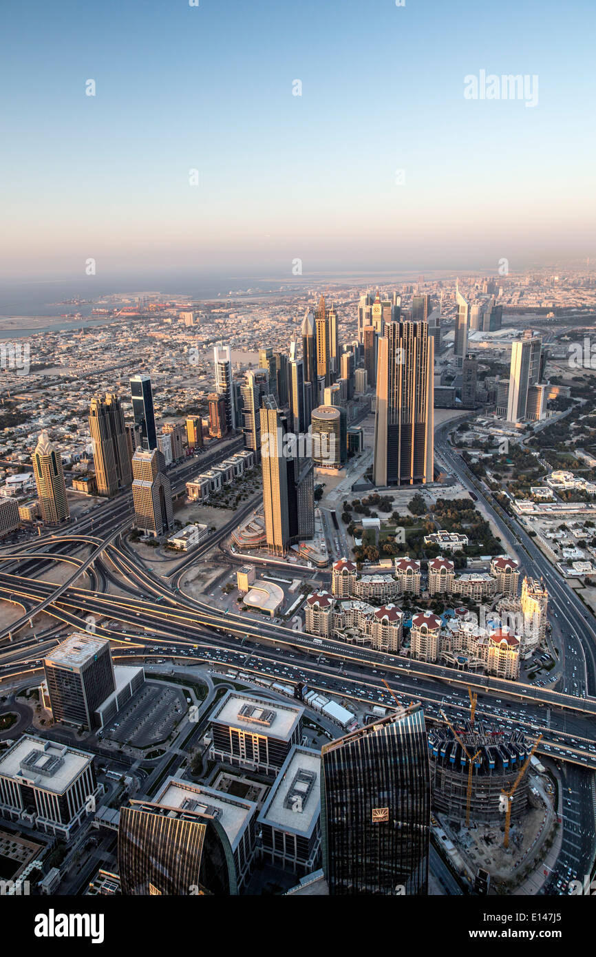Emirati Arabi Uniti Dubai, finanziaria city centre, Sheikh Zayed Road. Vista dal Burj Khalifa, edificio più alto del mondo Foto Stock
