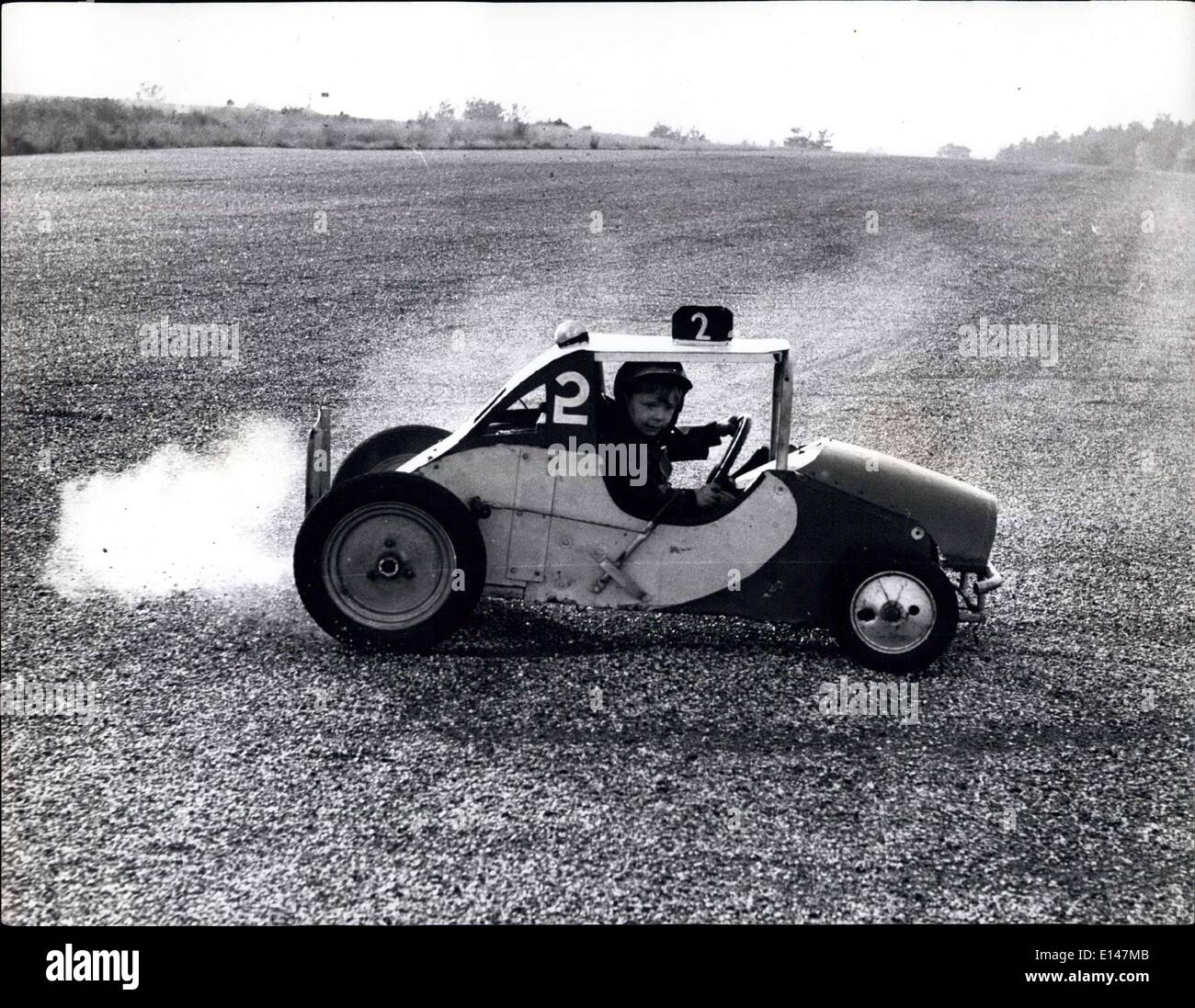 Apr. 17, 2012 - La ruota destra sopra, Keir diritto la sua auto in un pattino a secco sul velivolo in disuso-striscia sul comune Blackbush, Surrey. Foto Stock