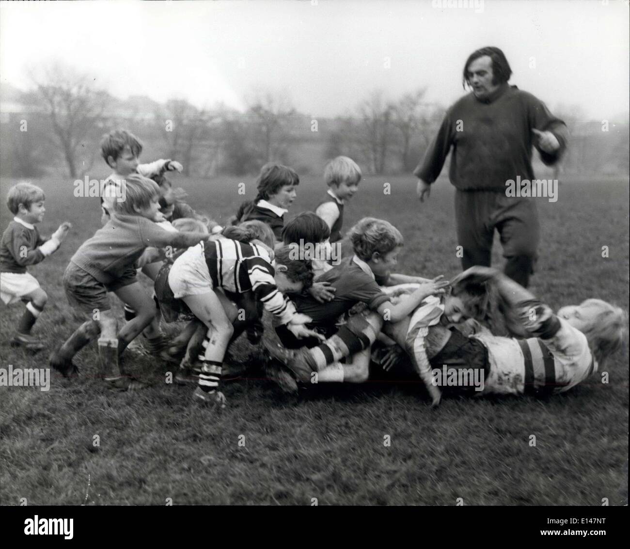 Apr. 17, 2012 - Peter Fitton scende al di sotto di una congerie di quattro e cinque anni. Colt allenatore Richard Shore guarda su per vedere il fair play. Foto Stock