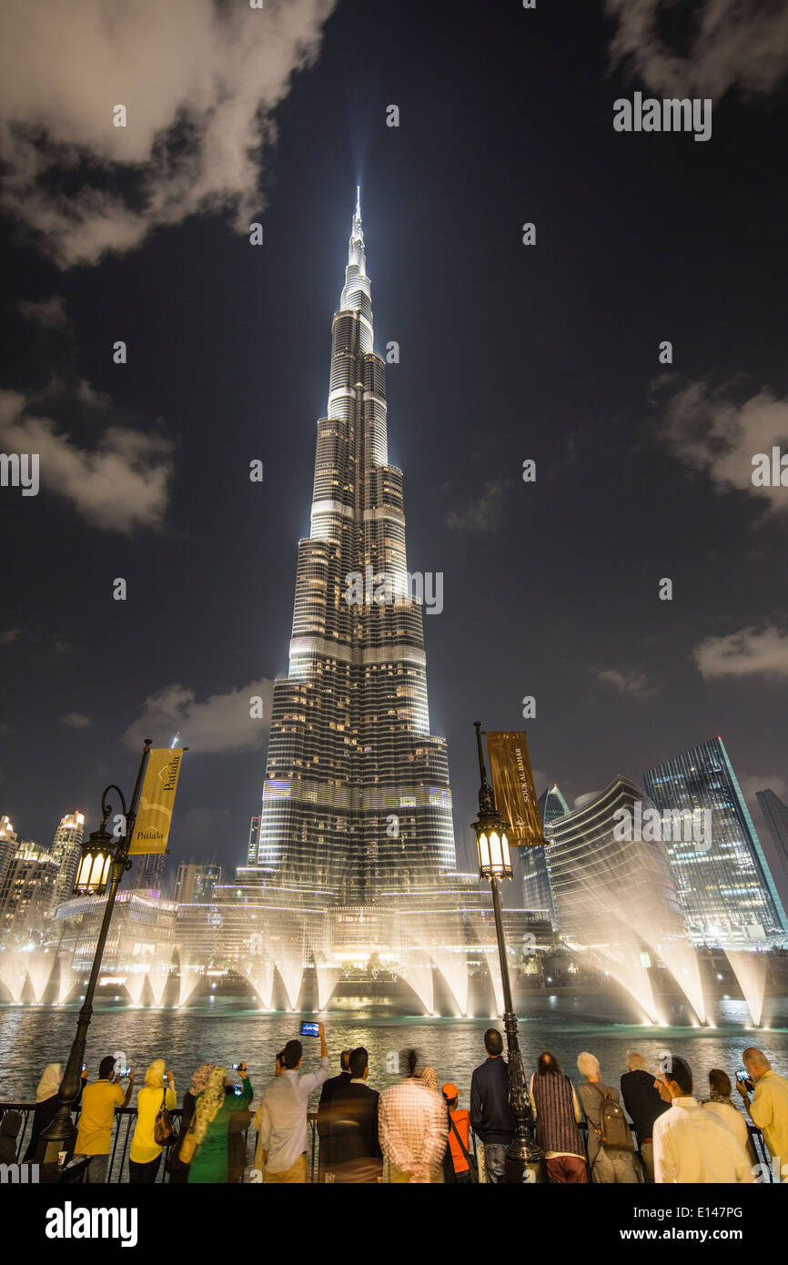 Emirati Arabi Uniti Dubai Burj Khalifa, l'edificio più alto del mondo. Le fontane. Notte Foto Stock