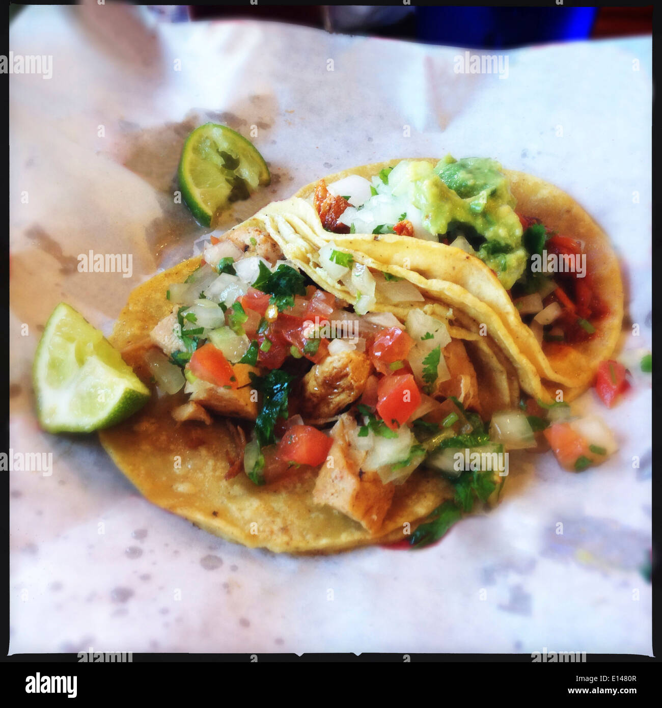 Chiudere la piastra di tacos con limette - Immagine stock catturata con smartphone