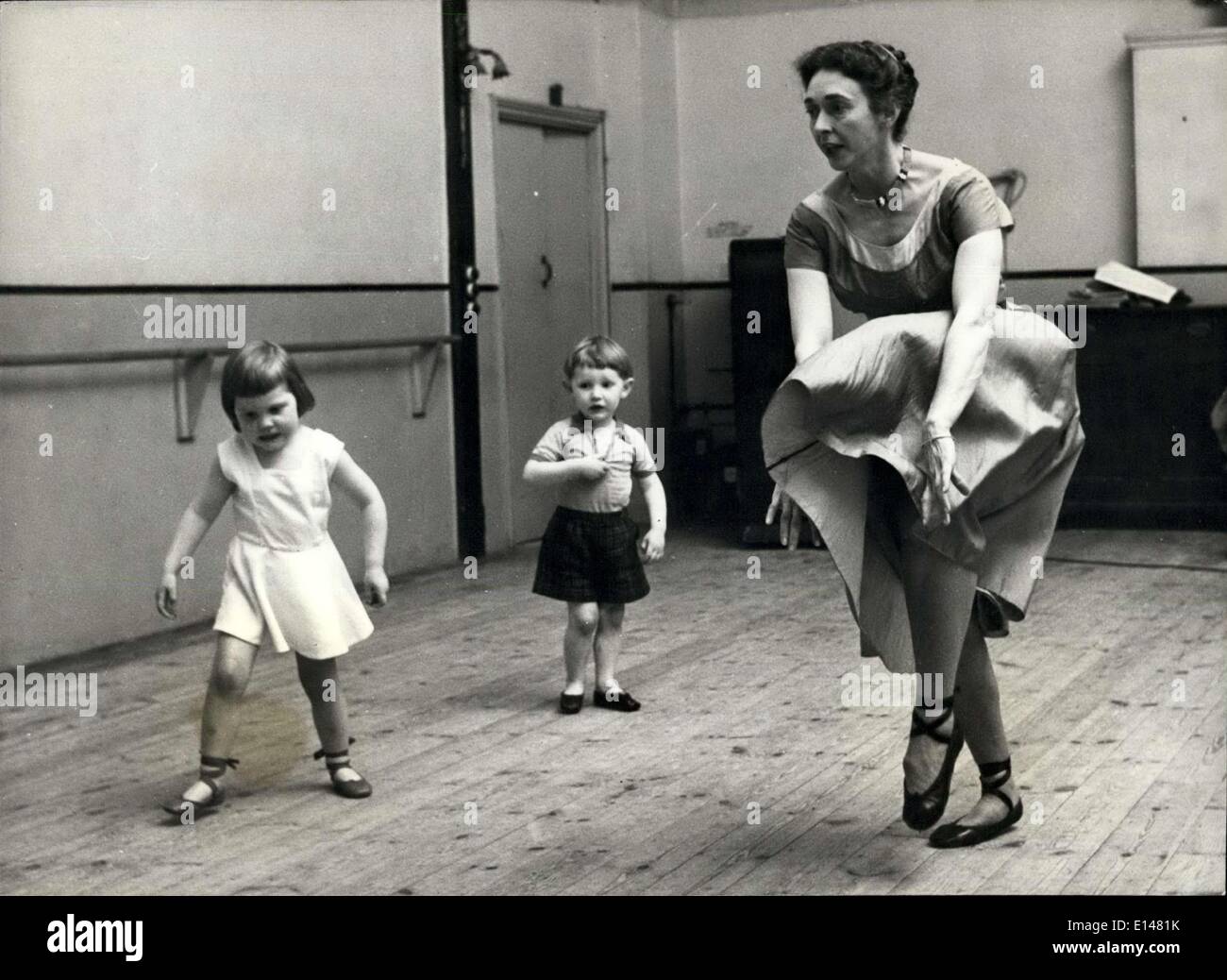 Apr. 17, 2012 - Prima fase nel balletto: lo sforzo di farlo a destra è mostrato su quattro anni di mandorle Gay del viso. Guardando a lei con Foto Stock