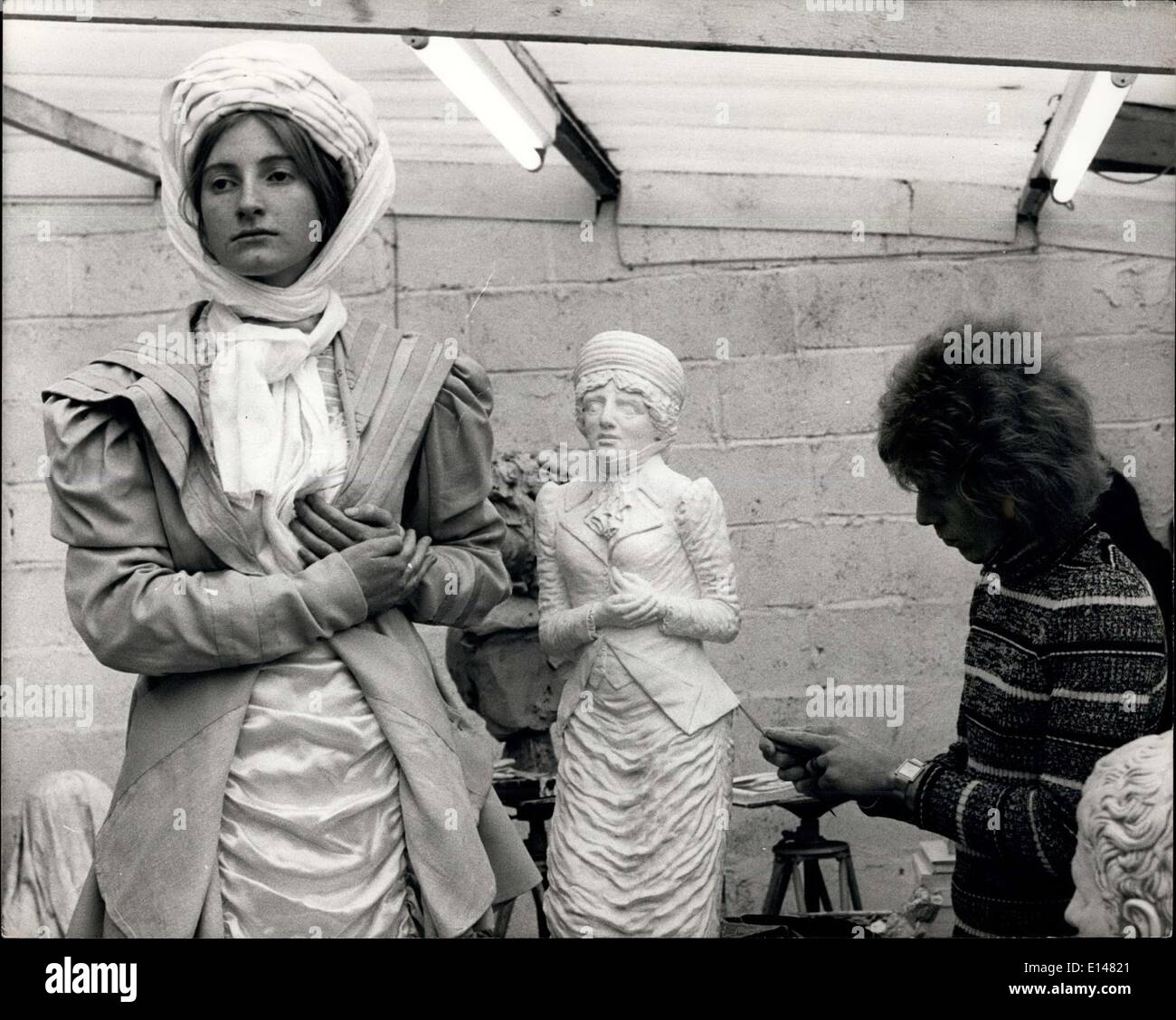Apr. 17, 2012 - Emily Pankhurst è ''Alive'' e vivendo in Peckham : la più famosa delle donne del suffragettes e forse il più originale, Emily Pankhurst è stata risvegliata - sotto forma di una statua classica essendo prodotta da una ditta trendy Schlpturamics, a loro Peckham studio. Essi hanno un vincitore con Miss Pankhurst, il fondatore di quella che oggi è la donna organizzazione Lib. Scultrice apprendista Darlene Stevens (19) da Londra è tenuto occupato la modellazione di Miss Pankhurst vestito in costume per artisti Colin Clarke e William Colman Foto Stock