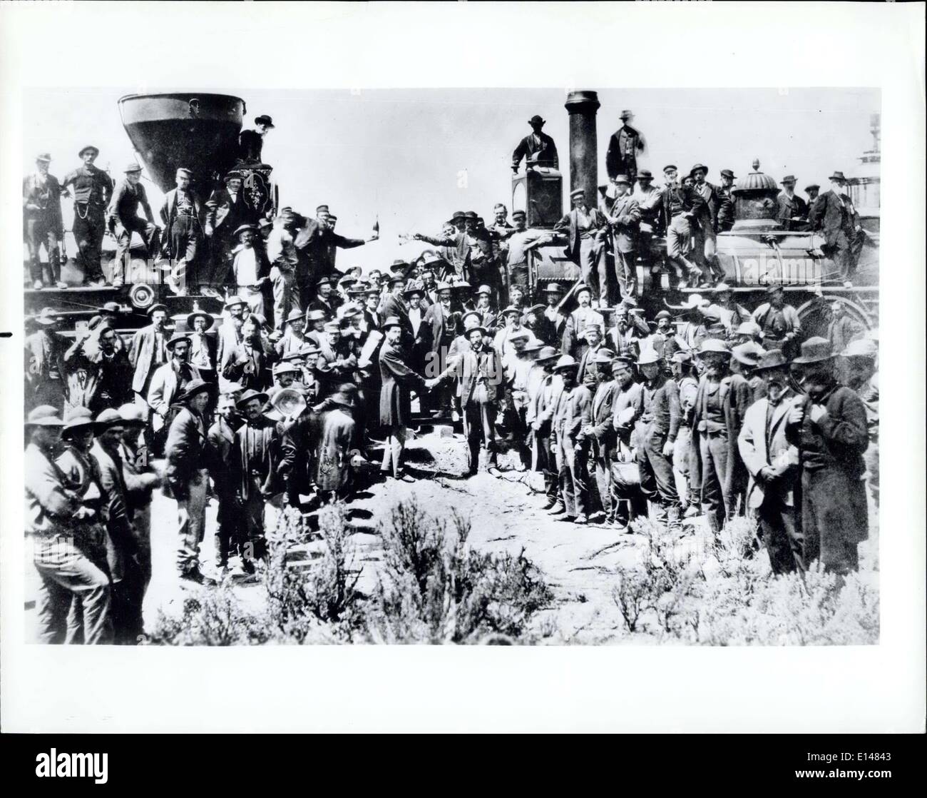 Apr. 17, 2012 - Il giorno del compleanno di un memorabile successo: Contennial della ferrovia transcontinentale link-up negli Stati Uniti Identificazione di didascalia: celebrando il completamento della ferrovia transcontinentale, maggio 10,1869 al promontorio punto, Utah. Foto Stock