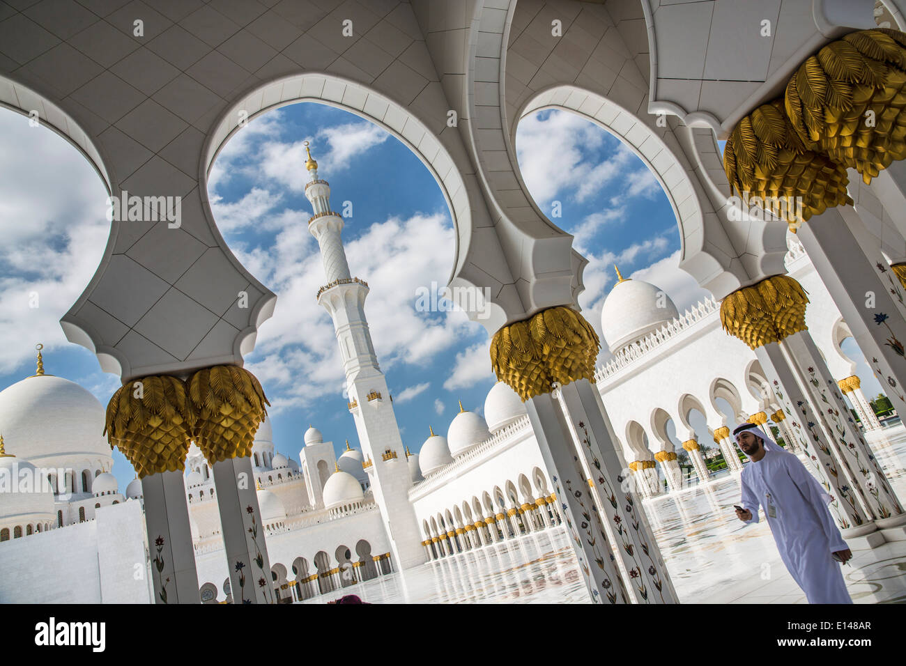 Emirati Arabi Uniti, Abu Dhabi Sheikh Zayed Grande moschea. Uomo locale Foto Stock