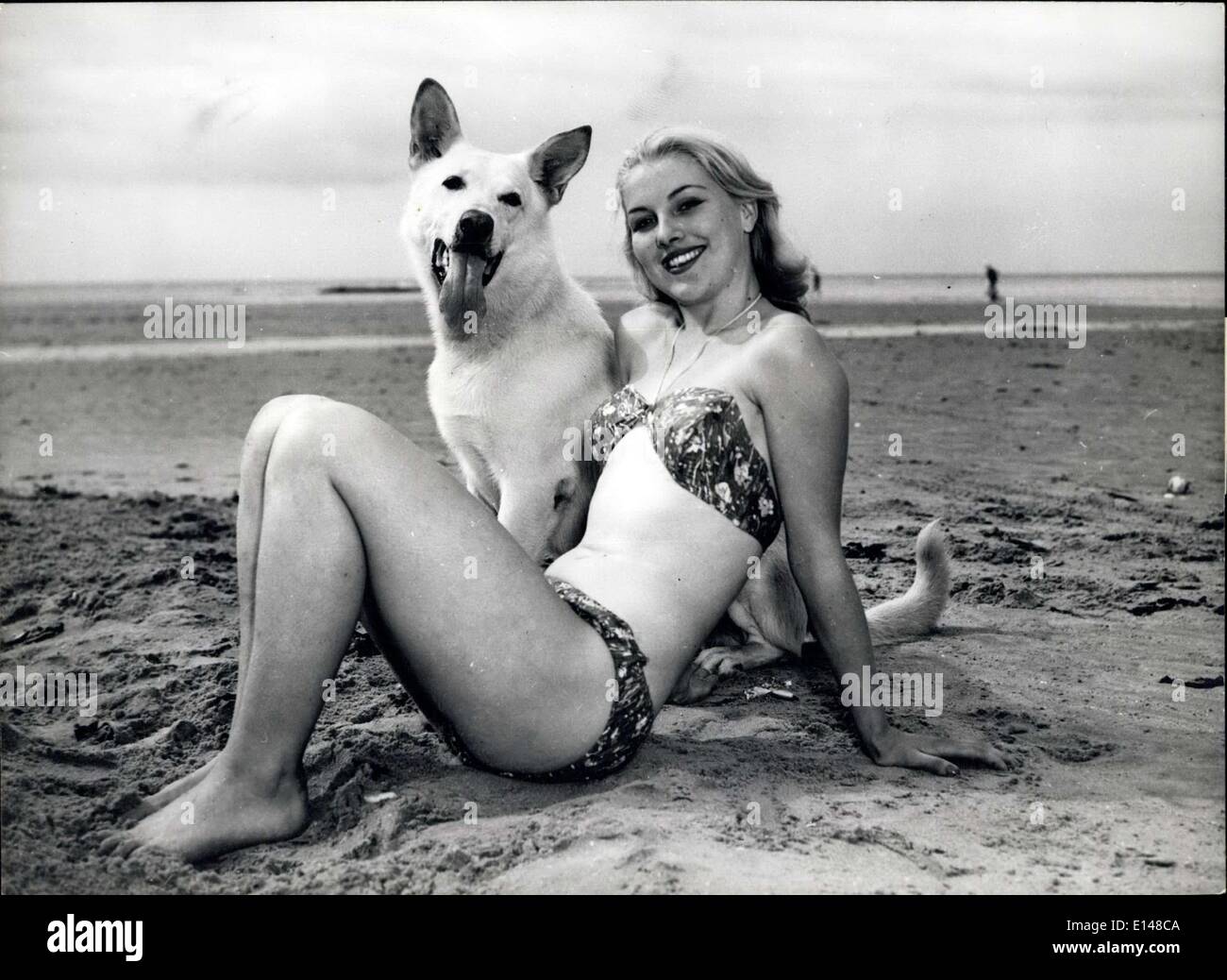 Apr. 17, 2012 - Due bellezze sulla spiaggia. Jeanette Pearce è la bella bionda e Khan il bianco alsaziano è il suo compagno fortunato. Foto Stock