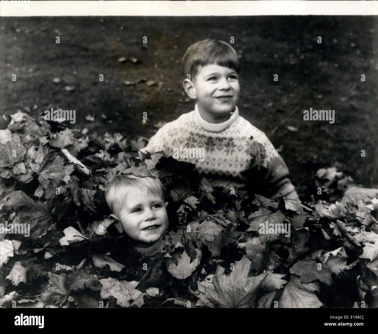 Apr. 17, 2012 - Non per la pubblicazione prima di carte la sera del sabato, 19th, febbraio 1966. Questa fotografia è una di una serie della Principessa Andrew e Edward presi da Lisa Sheridan nei giardini di Buckingham palace. Le fotografie vengono rilasciati per il principe Andréj il compleanno che è di sei anni su Febbraio 19th. La figura mostra il principe Andréj si tenta di seppellire suo fratello in foglie. Foto Stock