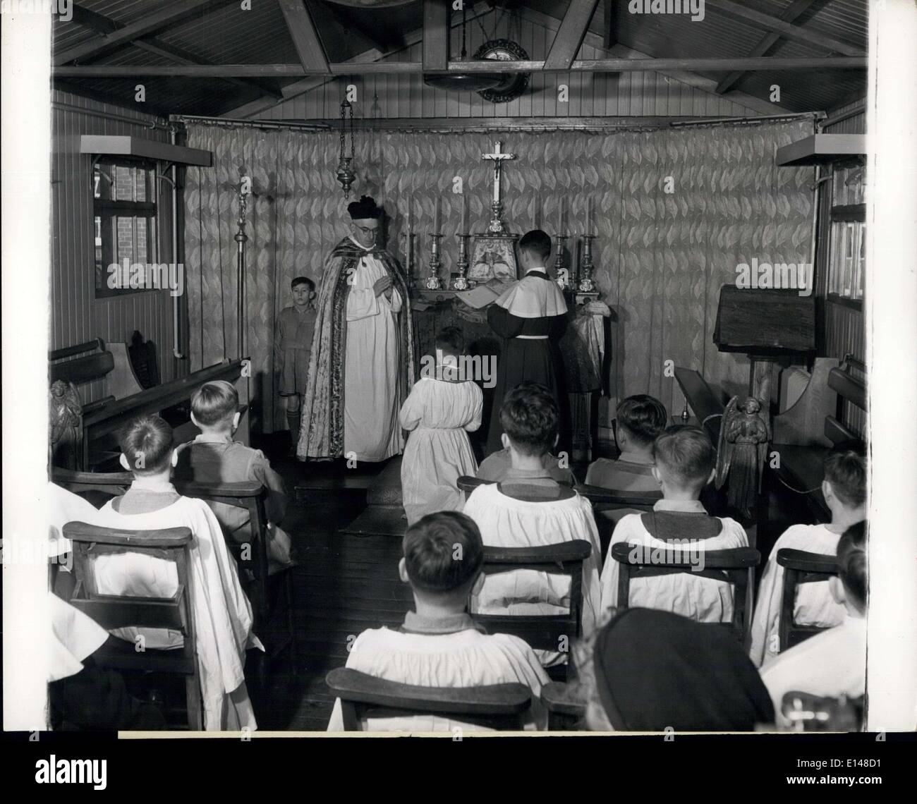 Apr. 17, 2012 - ''angoli'' della canzone scuola fanno proprio ragazzo il Vescovo a un servizio annuale di dedizione: Dentro la chiesa in legno nella motivazione della Basilica di Santa Maria degli Angeli Scuola di canzone, la ReviDesmong Morse-Boycott, un cugino di Winston Churchillm prende il servizio durante il quale il ragazzo è vescovo in trono, quest'anno, 13-enne Timothy Owen-Burk è stato eletto dai ragazzi e qui è inginocchiata davanti al vicario mentre il suo cappellano sorge dietro di lui un ragazzo è mad un vescovo per 23 giorni.. Foto Stock