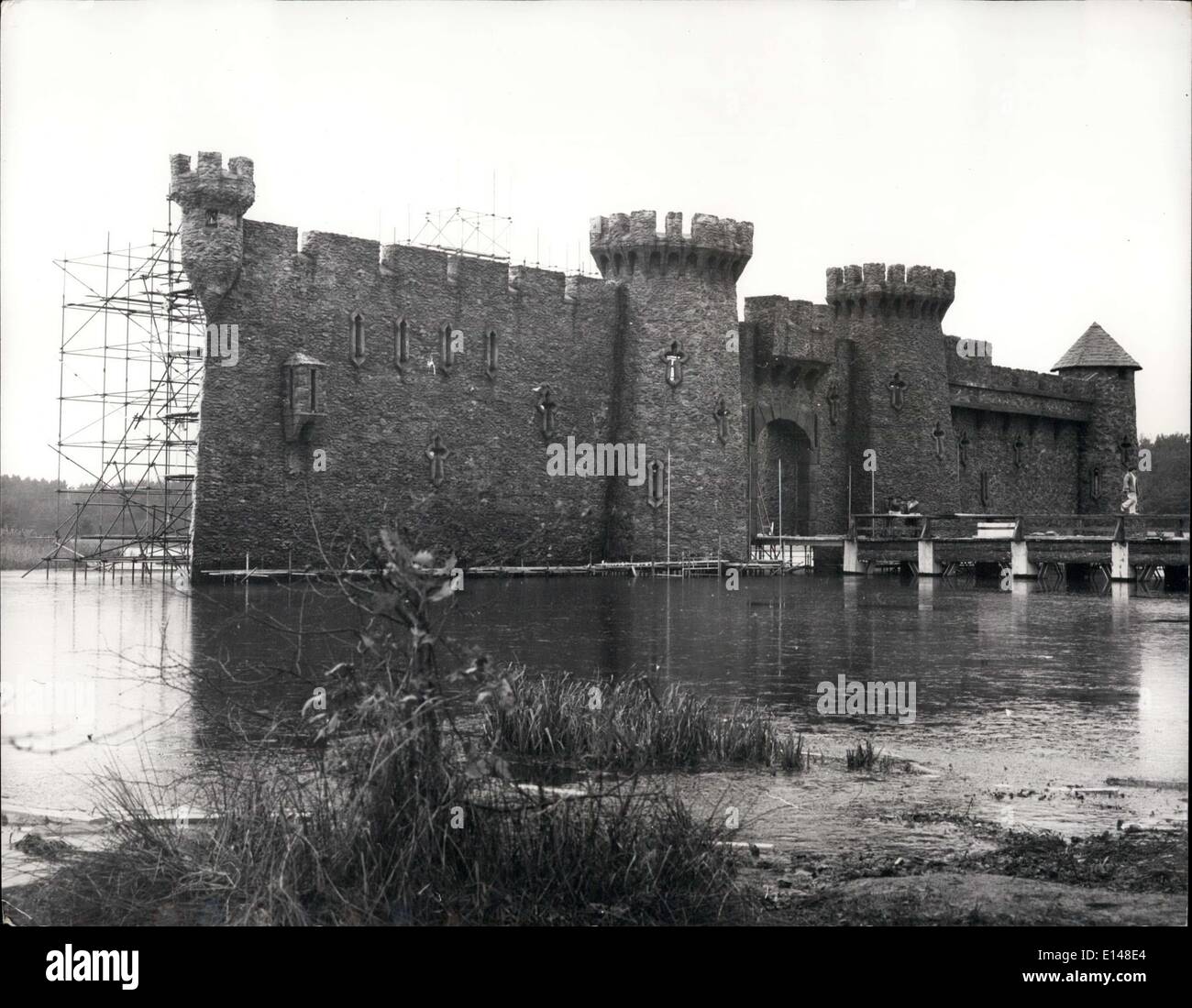 Apr. 17, 2012 - Nuovo ''Castello'' costruito sul famoso British Spot bellezza.: un gigantesco ''castello'' ha la molla fino a Frensham Laghetto nel sondaggio. Che domina la campagna circostante il medioevale-Cerca struttura che misura 275 piedi lungo da 45 metri di altezza ed è in effetti di essere il sito per un nuovo spettacolare film interpretato da Omar Shariff e Michael Caine. Chiamato ''Un'ultima valle", il film racconta la storia della Guerra dei Trent'anni. In realtà costruita in stagno, il castello fatto di fibra di vetro e gesso viene avvicinato da un 150-ft. - Lunga ponte levatoio. Foto Stock