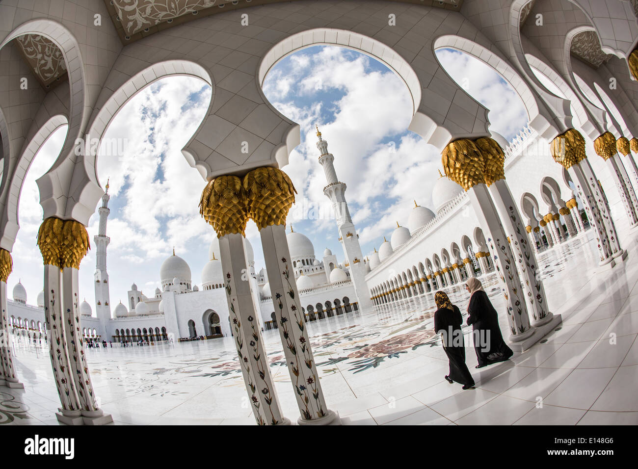 Emirati Arabi Uniti, Abu Dhabi Sheikh Zayed Grande moschea. Due donne andare alle preghiere Foto Stock