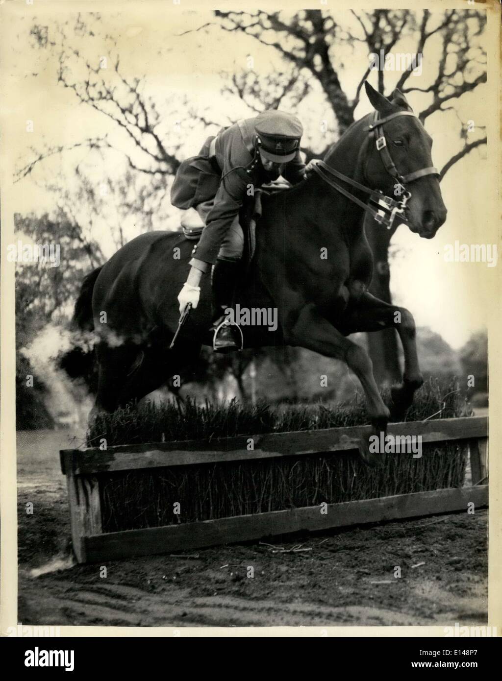 Apr. 17, 2012 - Preparazione per Royal torneo.: gli uomini del re di truppe, Royal Horse Artillery dovevano essere visto in Regent's Park questo pomeriggio la pratica per il prossimo torneo reale. La foto mostra il capitano P. Jenkins, del Royal Army Veterinary Corps, attaccato al Re della truppa - visto le riprese il palloncino mentre sta prendendo un salto in Regent's Park di oggi. Foto Stock