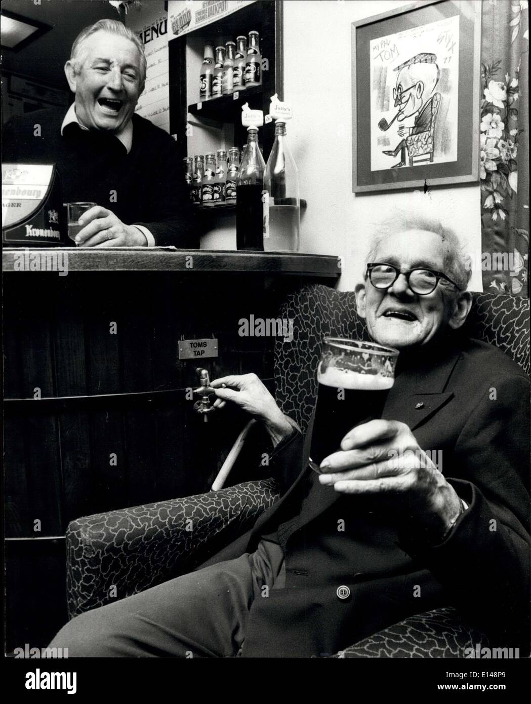 Apr. 17, 2012 - Tom's ha ottenuto il suo Tipple sul rubinetto.: Tom Richards ha trovato il modo ideale per evitare di dover lottare contro il suo modo a loro bar nel suo loca. La sua birra viene convogliata direttamente verso un toccare dalla sua sedia in modo che egli possa servire a sé 85 enne Tom, un pensionato idraulico, è stata una chiamata nell'Unione Inn in St Ives, Cornwall, per il passato 64 anno. Così il locatore Tom Allen pensa che merita un po' di trattamento speciale. Foto Stock