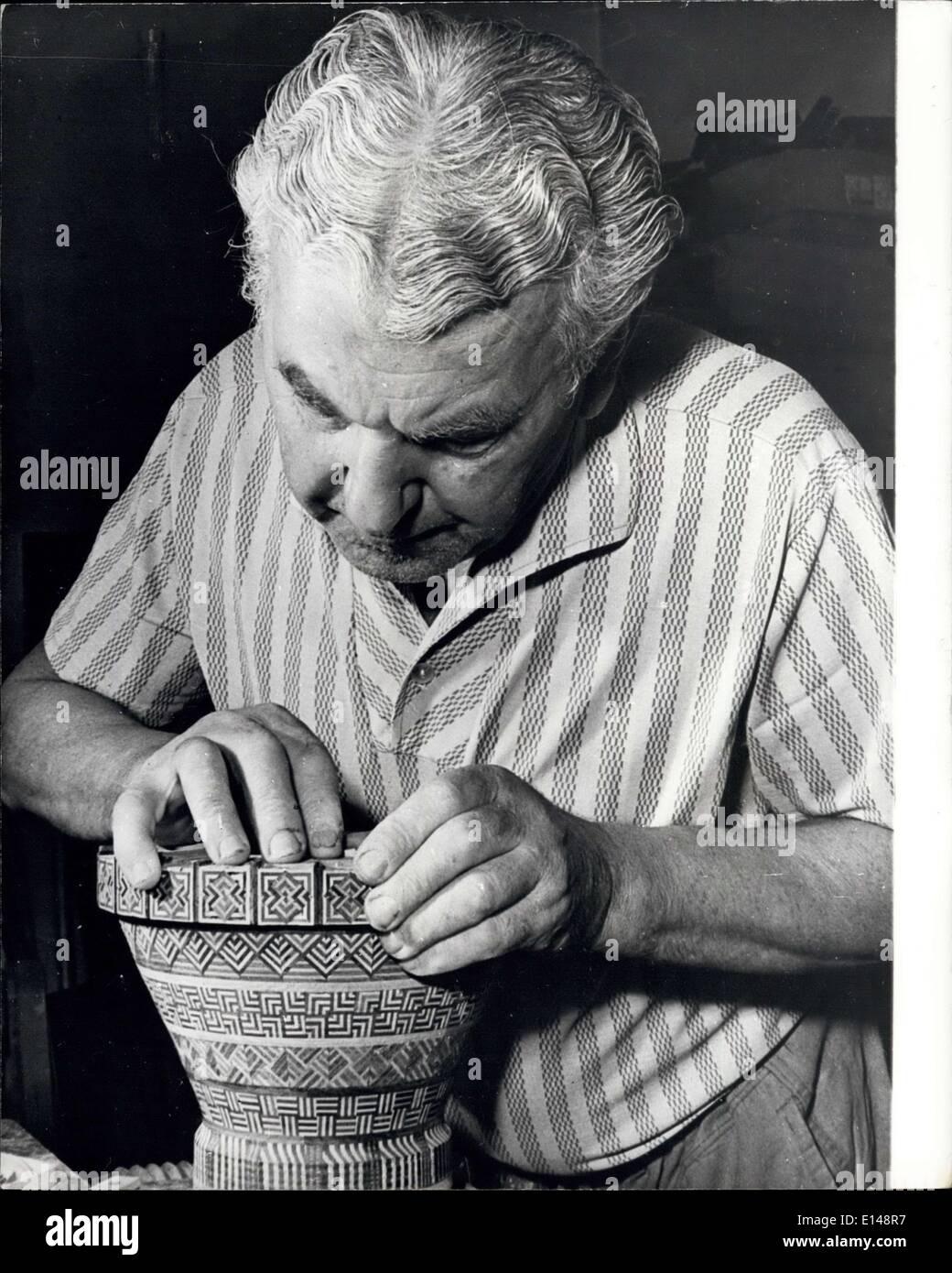 Apr. 17, 2012 - opere d'Arte - da pezzi di legno. Salvare yen mai visto un vaso fatto di 21.000 pezzi di otto diversi tipi di legno? Bene, artista folk. Jen Vayra, un pensionato cabinet maker dal Navy Jicin, Moravia settentrionale, ha appena finito di uno e sta compiendo un altro. Il suo geratjhobby è più dispendioso in termini di tempo. (Il vaso, per esempio, l'attrezzo 12.000 ore per rendere, Jen Vayra rende molte belle voci dal legno, che non le forme, bastoni in luogo e rende in ornamenti, lo scorso anno fu awasded primo premio nella sfera delle arti applicate in un display regionale del lavoro da dilettante artisti creativi Foto Stock
