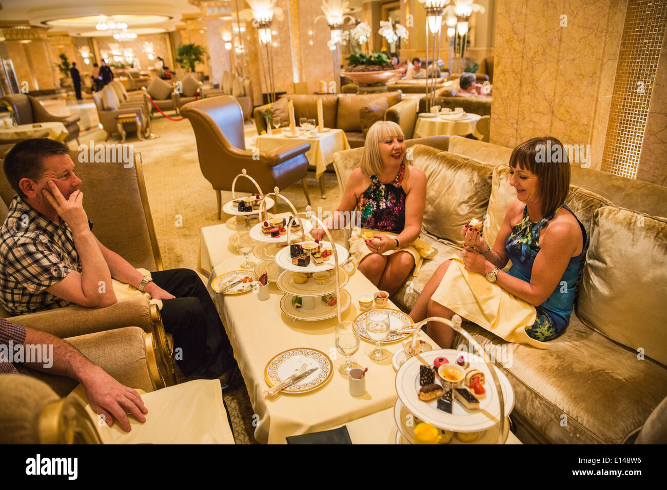 Emirati Arabi Uniti, Abu Dhabi Emirates Palace Hotel. Turisti che si godono High Tea Foto Stock
