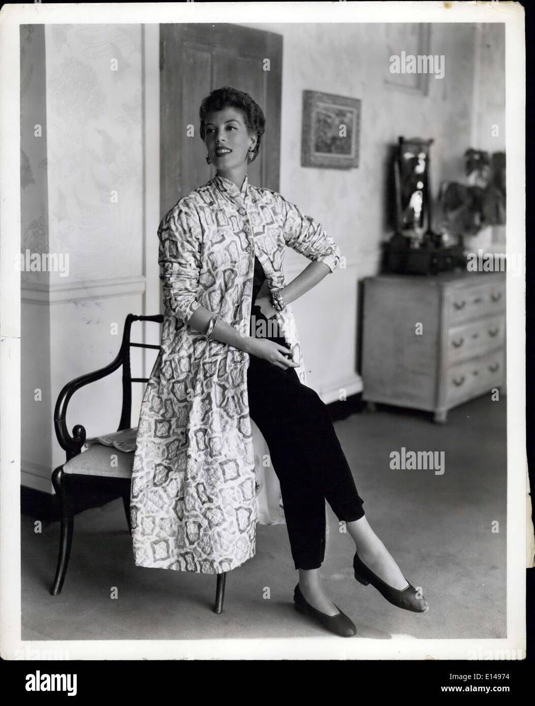 Apr. 17, 2012 - Per serate TV vicino al focolare, questo accogliente e seta trapuntato brunch stampa coat è un disegno di Tula. Il rivestimento ha un collare di mandarino e tre pulsanti in alto sul petto. Esso può essere indossato allentate come mostrato su un velluto nero taffettà e body, o può essere indossato come un corto mantello legato con una cintura di shoestring. Foto Stock