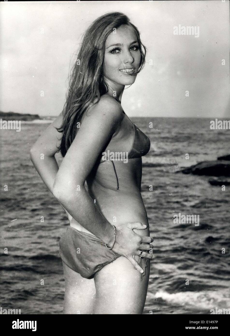 Apr. 17, 2012 - Una attrazione aggiunta su Sydney's Marouber Spiaggia : estate non è lontano in giù sotto ma Lindy Mithcell battere la pistola quando è comparso recentemente a Maroubra Beach, Sydney, Australia. 21-anno-vecchio Lindy è a tempo pieno di memorizzare il modello ma non photographi modeling nel suo tempo libero. Foto Stock