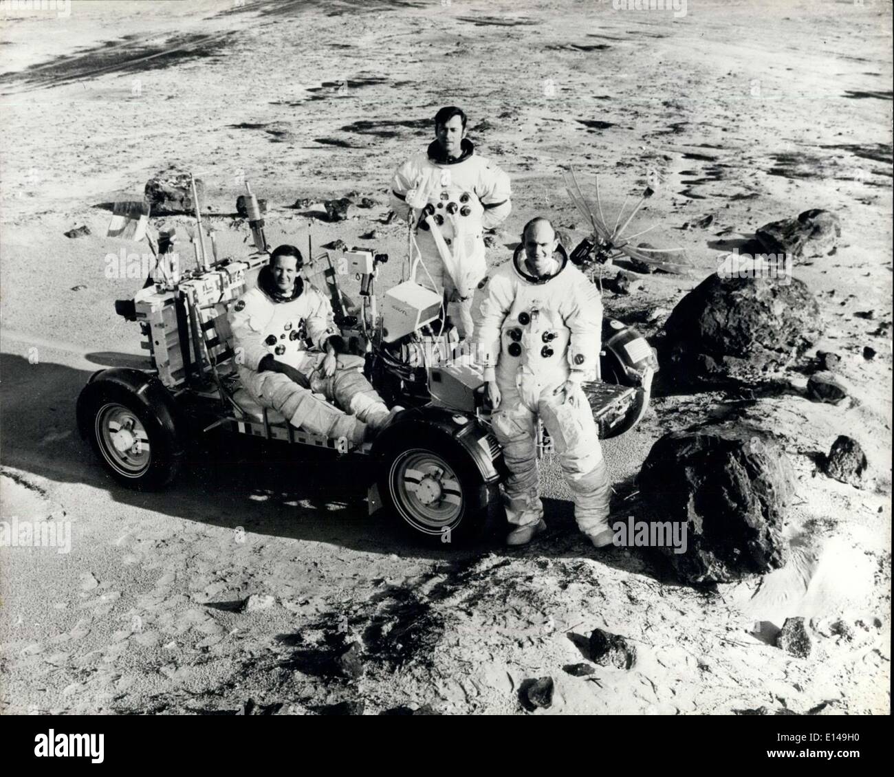 Apr. 17, 2012 - Apollo 16 astronauti: (L a R) Apollo 16 astronauti, Modulo Lunare pilota Charles M. Duca; comandante Giovanni W giovani; e il pilota del modulo di comando Thomas K Mattingly, durante un esercizio in preparazione per l'atterraggio lunare di missione. Foto Stock