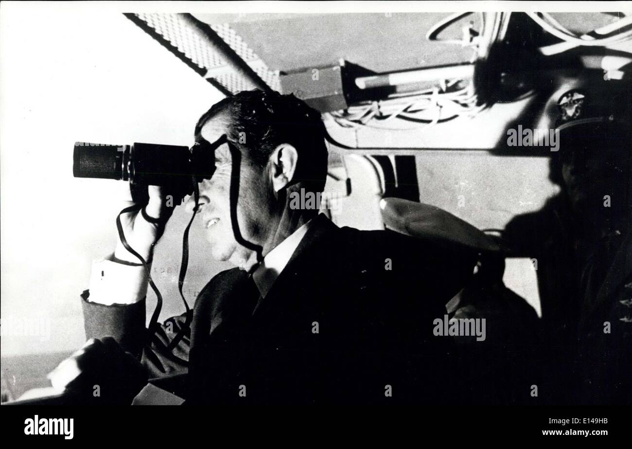 Apr. 17, 2012 - Apollo 11 Splashdown: presidente Richard Nixon segue Apollo 11 attività di recupero con il binocolo a bordo della USS Hornet, trova13 miglia dal veicolo spaziale di splashdown point.Il presidente ha portato la nazione nel saluto gli astronauti Neil A.Armstrong, Michael Collins e Edwin Aldrin, al completamento con successo del loro storico atterraggio lunare di missione. La loro navetta spaziale splashdown 900 miglia a sud ovest di Hawaii a 12,50 p.m. EDT Luglio, 1969 otto giorni dopo lo spazio i piloti sono stati lanciati da un Saturn V veicolo spaziale da Cape Kennedy Space Center. Foto Stock