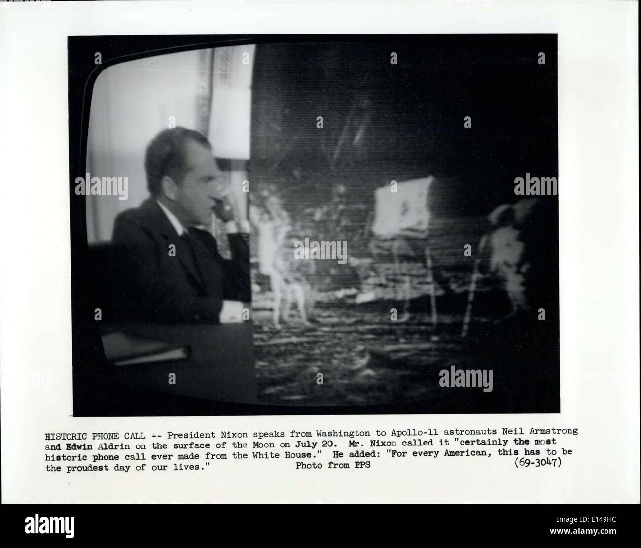 Apr. 17, 2012 - Storico di chiamata del telefono : il presidente Nixon parla da Washington a Apollo-11 astronauti Neil Armstrong e Edwin Aldrin sulla superficie della Luna sulla luglio 20. Mr.Nixon chiamato è certamente la più storica chiamata mai realizzati dalla Casa Bianca. Egli ha aggiunto ; ''Per American, questo deve essere il giorno rende più fiero della nostra vita" Foto Stock