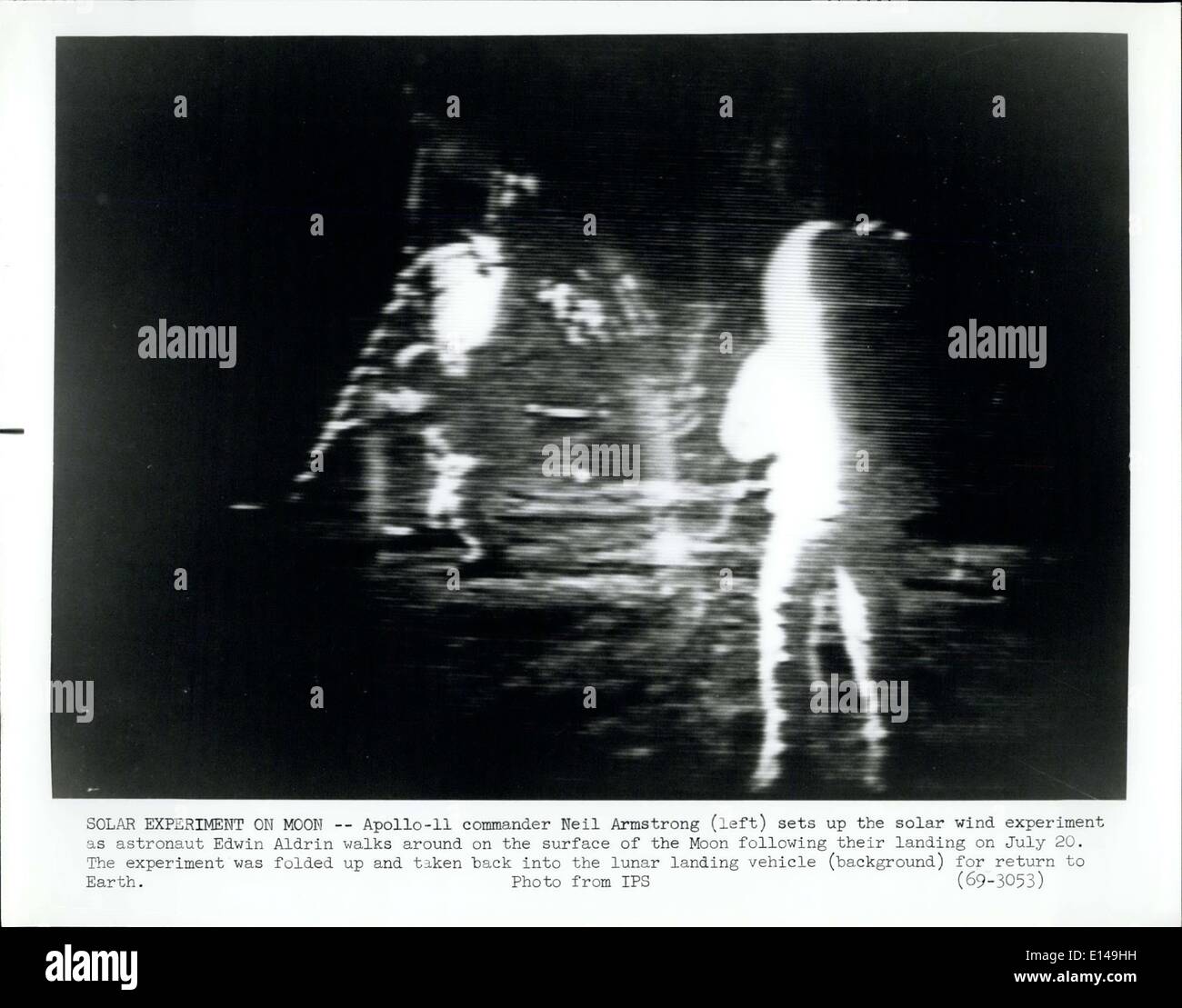 Apr. 17, 2012 - Solare esperimento su Moon-Apollo-11 comandante Neil Armstrong sinistra imposta il vento solare esperimento come Astronau Foto Stock