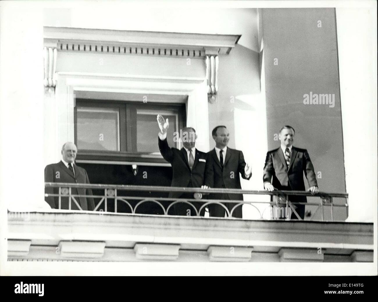 Apr. 17, 2012 - H.M. Il Re Olav V di Norvegia ha dato un ricevimento in onore dei tre astronauti Neil Armstrong e Edwin Aldrin e Michael Collins durante la loro permanenza a Oslo la scorsa settimana. Migliaia di persone sono andate al Palazzo Reale per celebrare gli uomini coraggiosi. Foto Stock