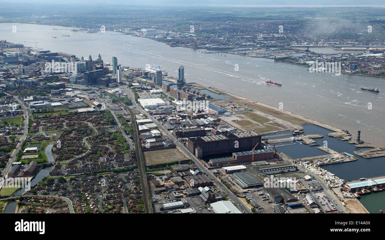 Vista aerea del Liverpool e il fiume Mersey estuario verso Birkenhead Foto Stock