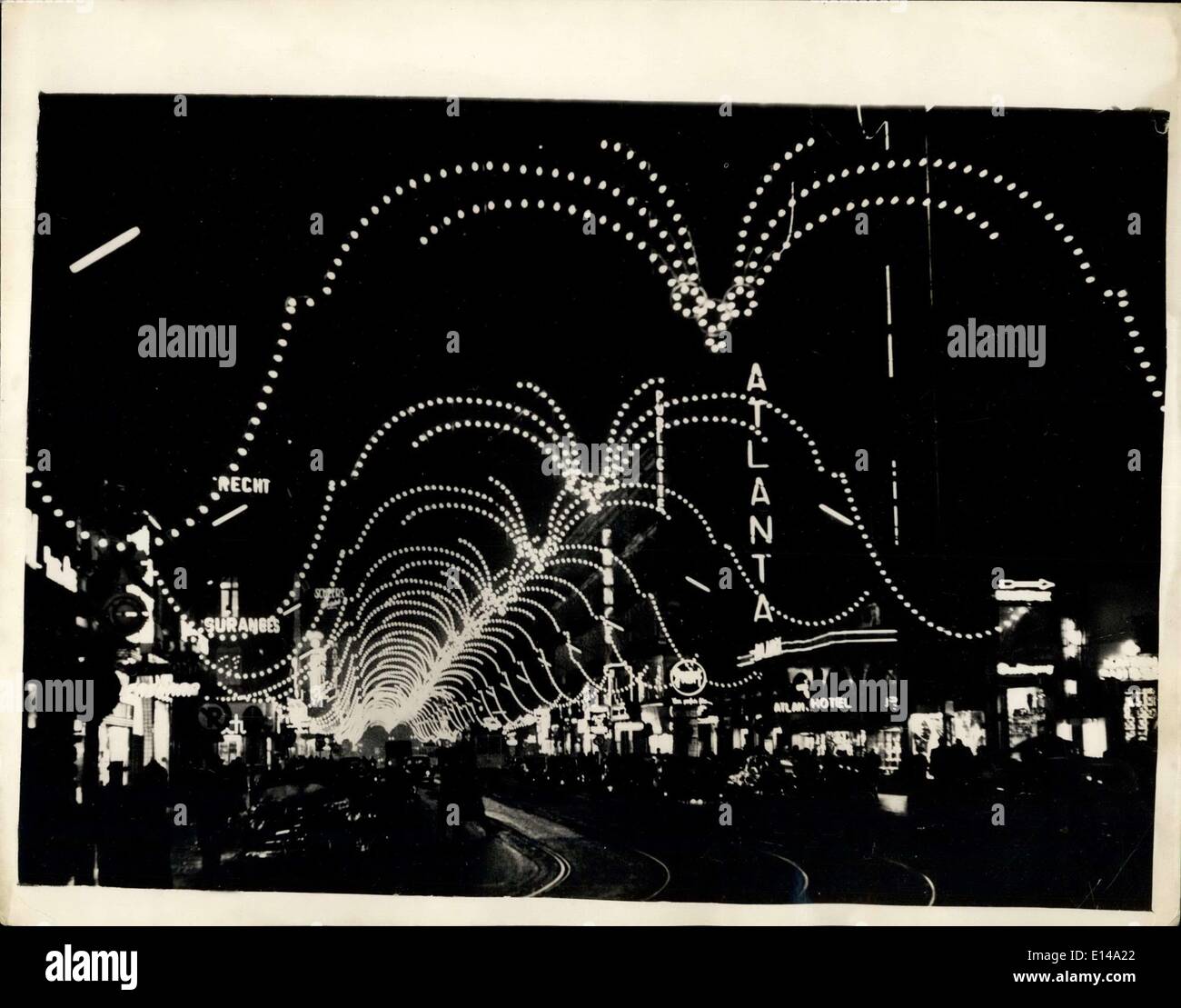 Apr. 17, 2012 - Bruxelles si prepara per luminarie di Natale nelle strade. La foto mostra il pittoresco pre - luminarie di Natale in Bouleward annuncio. Max. Bruxelles in forma di Girandoles. In accordo con la consueta personalizzata - la maggior parte delle strade principali della città sono illuminati. Foto Stock