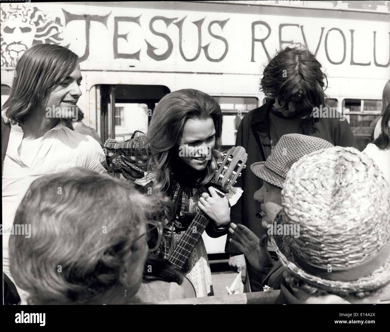 Apr. 17, 2012 - La Rivoluzione di Gesù arriva a Brighton e perplesso villeggiante questione del culto di seguaci. Foto Stock