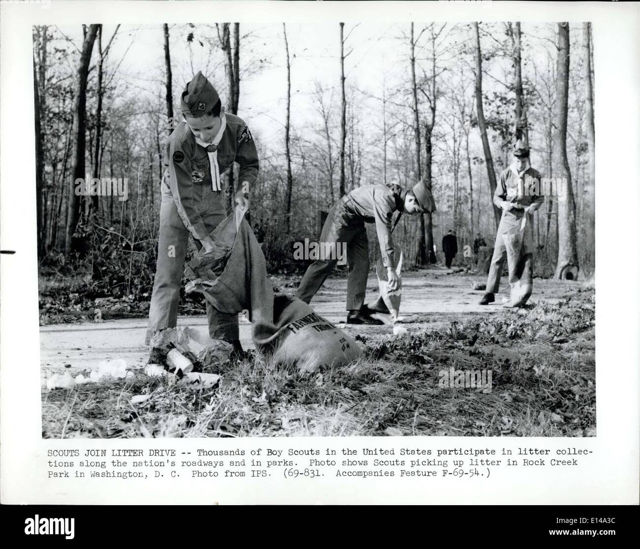 Apr. 17, 2012 - Gli Scout unire cucciolata Drive - Migliaia di Boy Scout negli Stati Uniti partecipare nelle collezioni di lettiera lungo Foto Stock