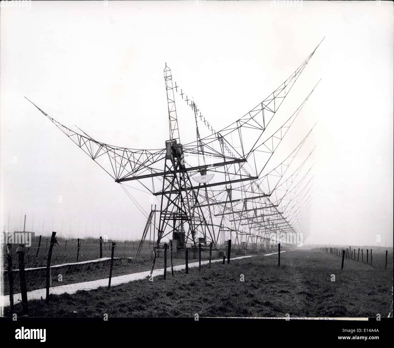 Apr. 17, 2012 - per lo studio della Radio stelle: una antenna della grande interferometrico telescopio radio a Cambridge. Questo strumento è destinato per lo studio della radio stelle sorgenti remote di onde radio di cui molti sono ritenuti a distanze superiori alla portata anche dei più grandi telescopi ottici. Questa antenna è 65 ft, in larghezza e 145 ft di lunghezza: la superficie riflettente, quasi due acri di terreno in misura, è formata mediante stiramento centinaia di sottili fili di acciaio attraverso il telaio tubolare in acciaio Foto Stock