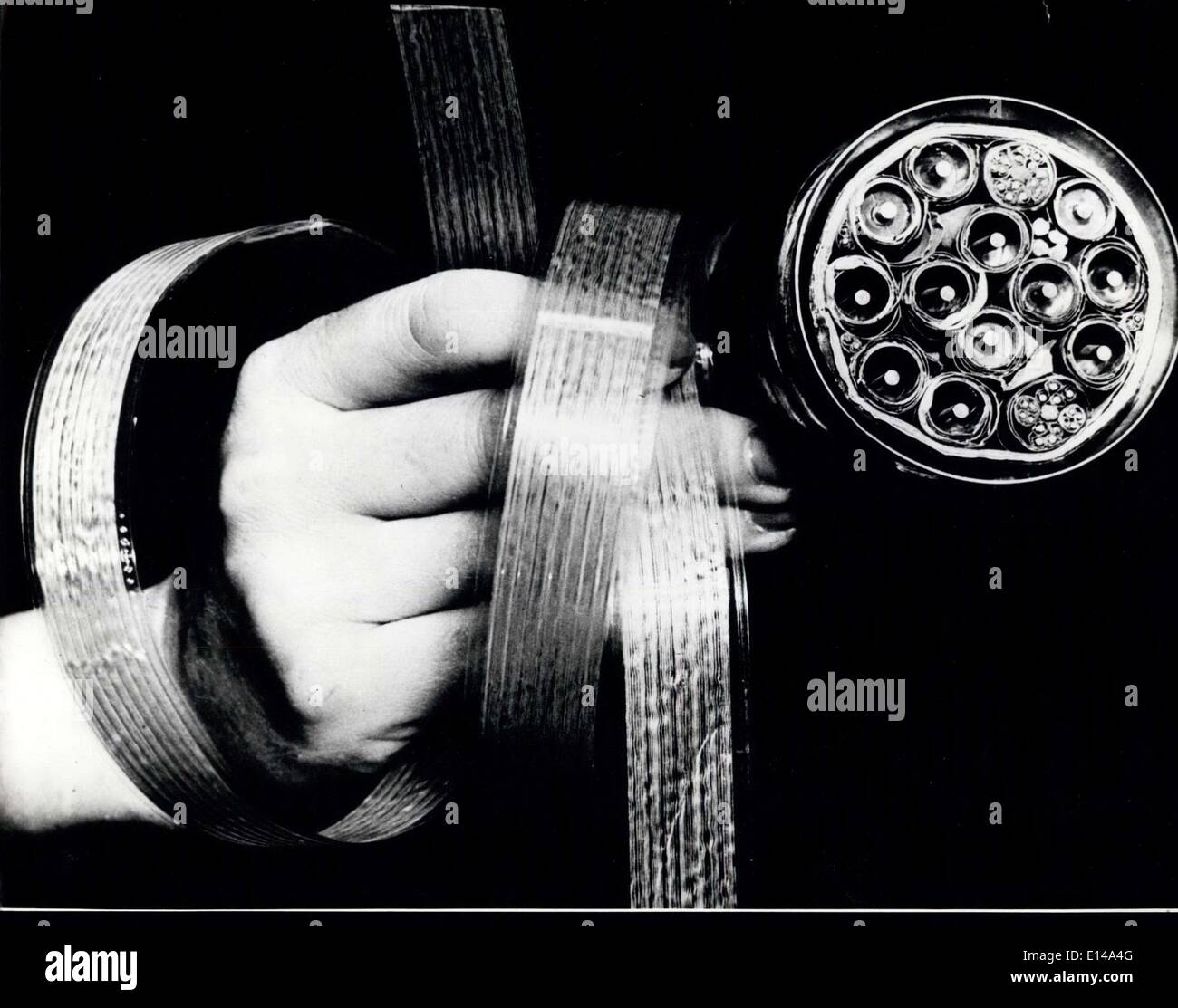 Apr. 17, 2012 - guida luce della fibra - i prossimi ' cable'': la trasmittanza di comunicazione di fibre di vetro è un economico Foto Stock Apr. 17, 2012 - guida luce della fibra - i prossimi ' cable'': la trasmittanza di comunicazione di fibre di vetro è un economico Foto Stock