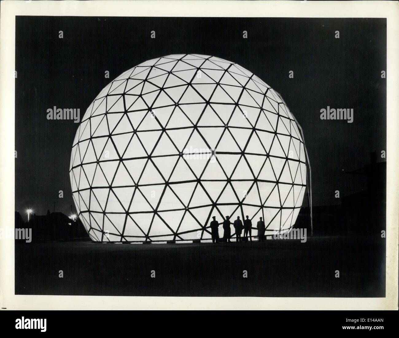 Apr. 17, 2012 - Ogni giorno il radar, non il Natale gaudente: un gigante di plastica rinforzata con cupola a Freckleton, Inghilterra, cercando ar notte un po' come un eccezionali Decorazione per albero di Natale protegge le apparecchiature radar,. In grado di resistere a forti venti e al di sotto di zero gradi, ha alcune 300 prefabricate pannelli imbullonati insieme, oltre 50 metri di altezza e 70 metri di diametro, si è creduto di essere più grande di tutta Europa plastiche rinforzate di struttura. Produttore: l'inglese Electric Co. Ltd., inglese Electric House, Strand, Londra, W.C. 2., Inghilterra. Foto Stock