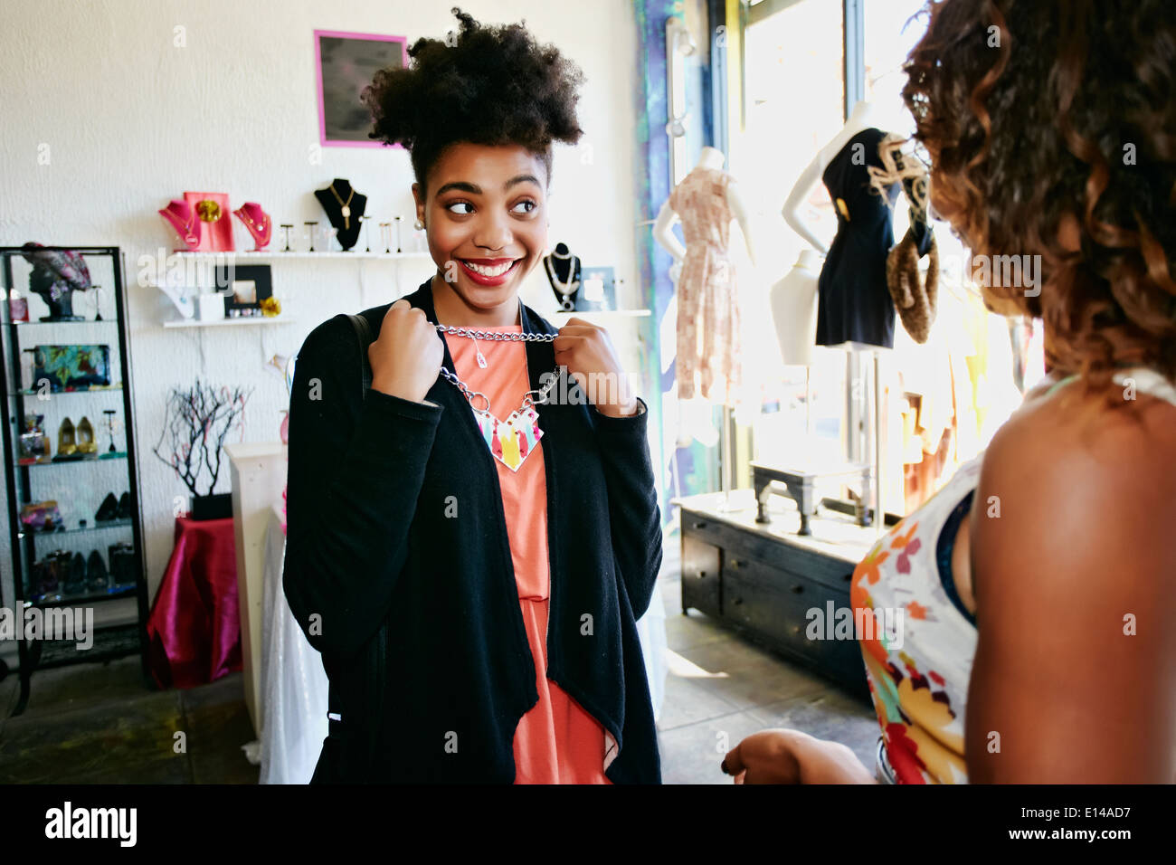 Le donne di shopping insieme in negozio Foto Stock