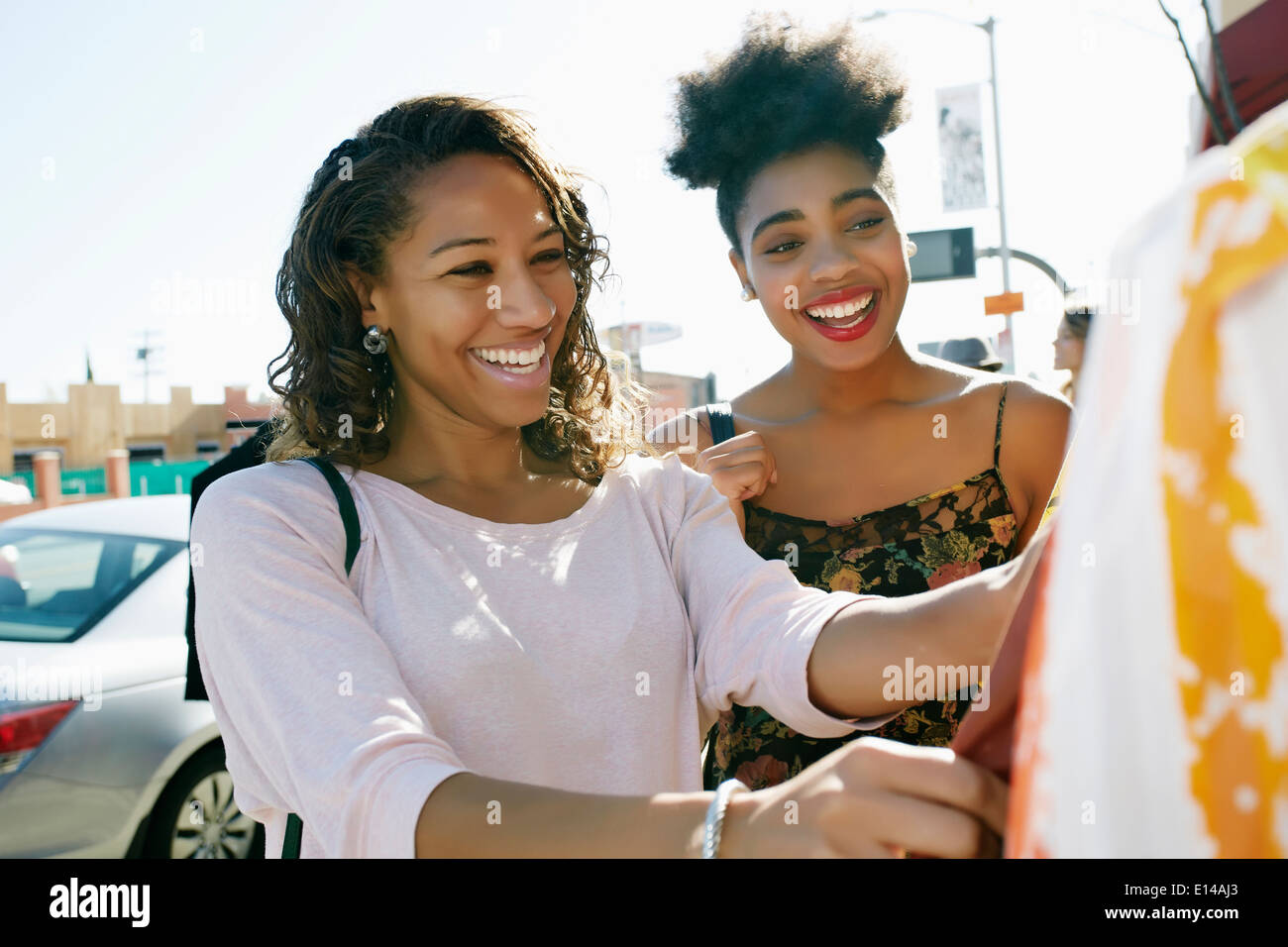 Le donne lo shopping sulla strada di città Foto Stock